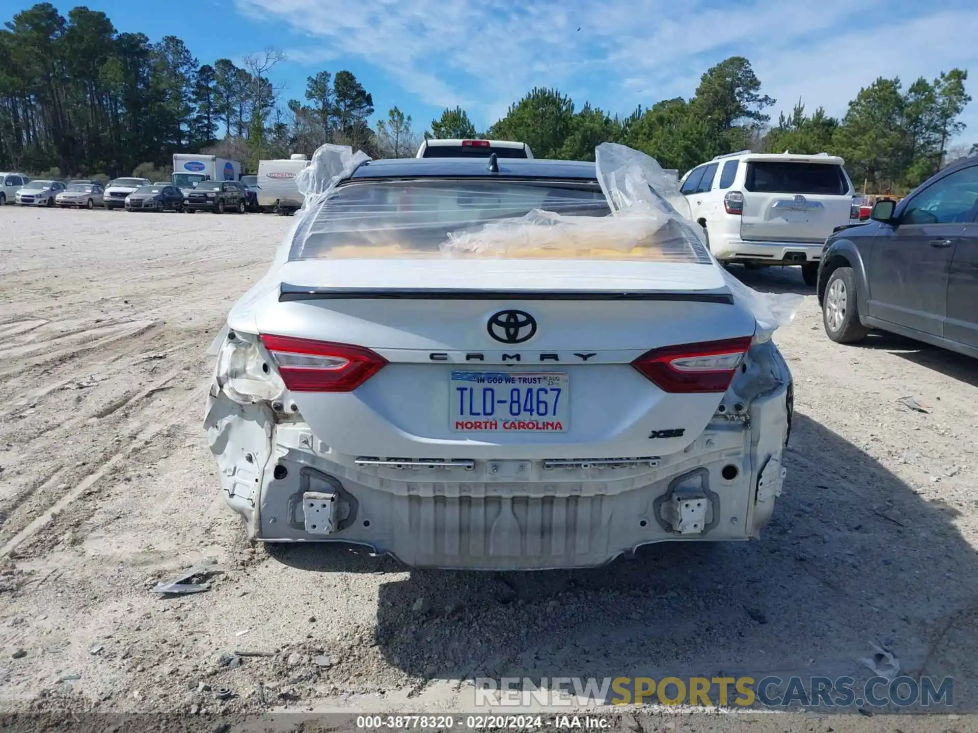 16 Photograph of a damaged car 4T1B61HK5KU218347 TOYOTA CAMRY 2019