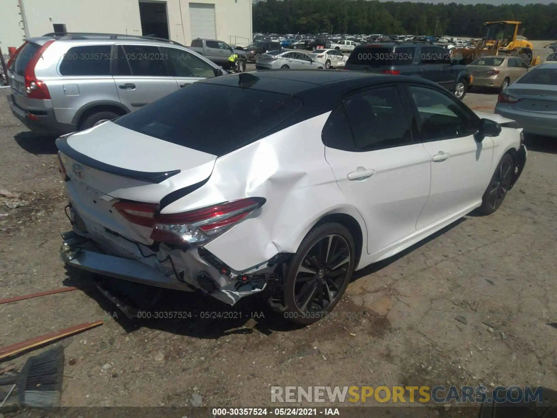 4 Photograph of a damaged car 4T1B61HK5KU241370 TOYOTA CAMRY 2019