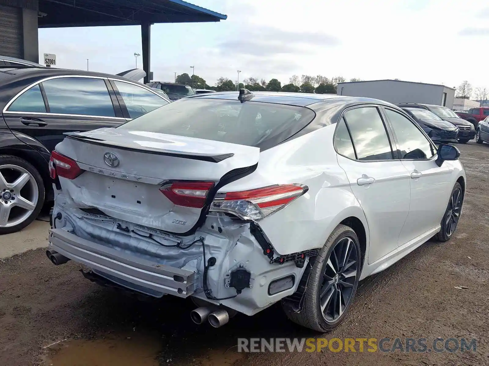 4 Photograph of a damaged car 4T1B61HK5KU253244 TOYOTA CAMRY 2019