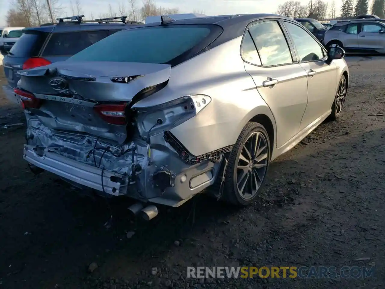 4 Photograph of a damaged car 4T1B61HK5KU260520 TOYOTA CAMRY 2019