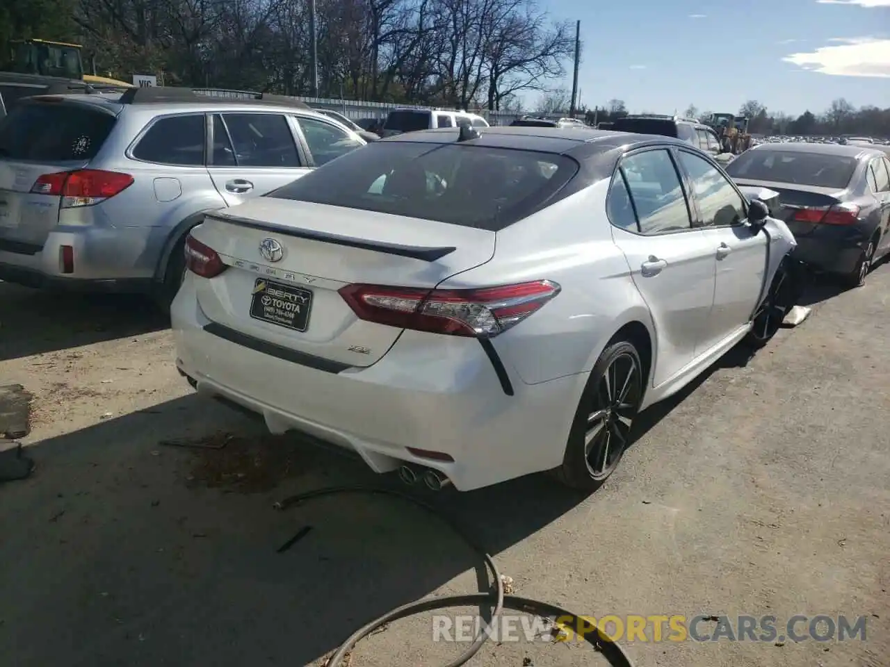 4 Photograph of a damaged car 4T1B61HK5KU288625 TOYOTA CAMRY 2019