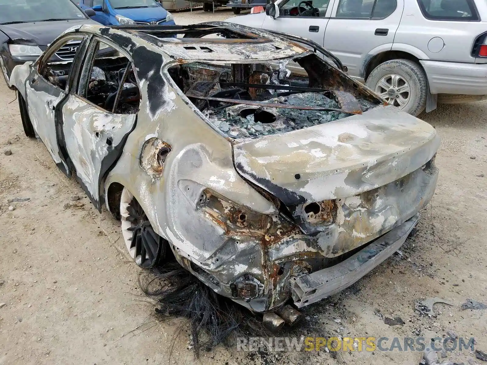 3 Photograph of a damaged car 4T1B61HK5KU805471 TOYOTA CAMRY 2019