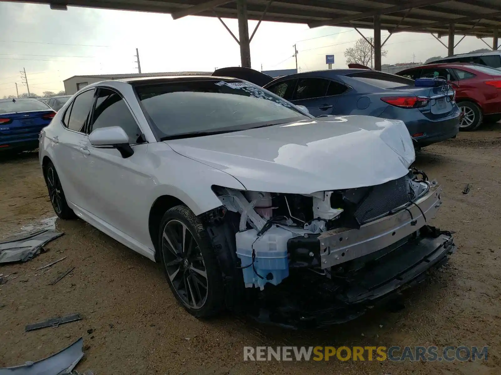 1 Photograph of a damaged car 4T1B61HK5KU811688 TOYOTA CAMRY 2019