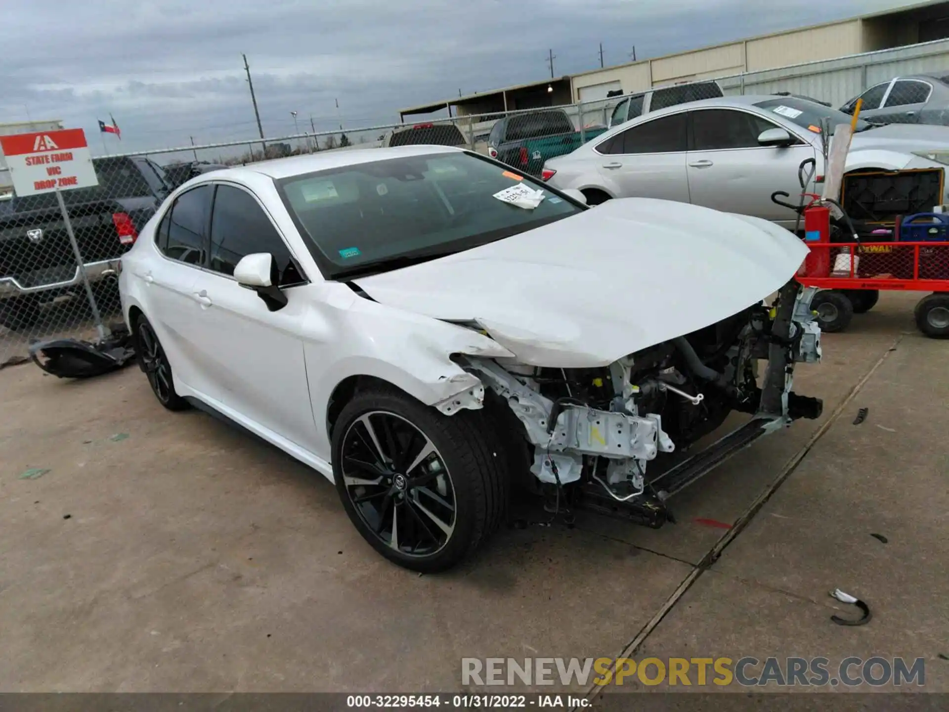 1 Photograph of a damaged car 4T1B61HK5KU813506 TOYOTA CAMRY 2019