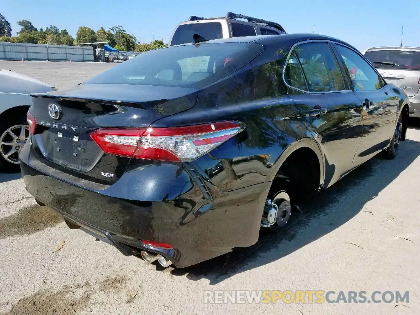 4 Photograph of a damaged car 4T1B61HK5KU827440 TOYOTA CAMRY 2019