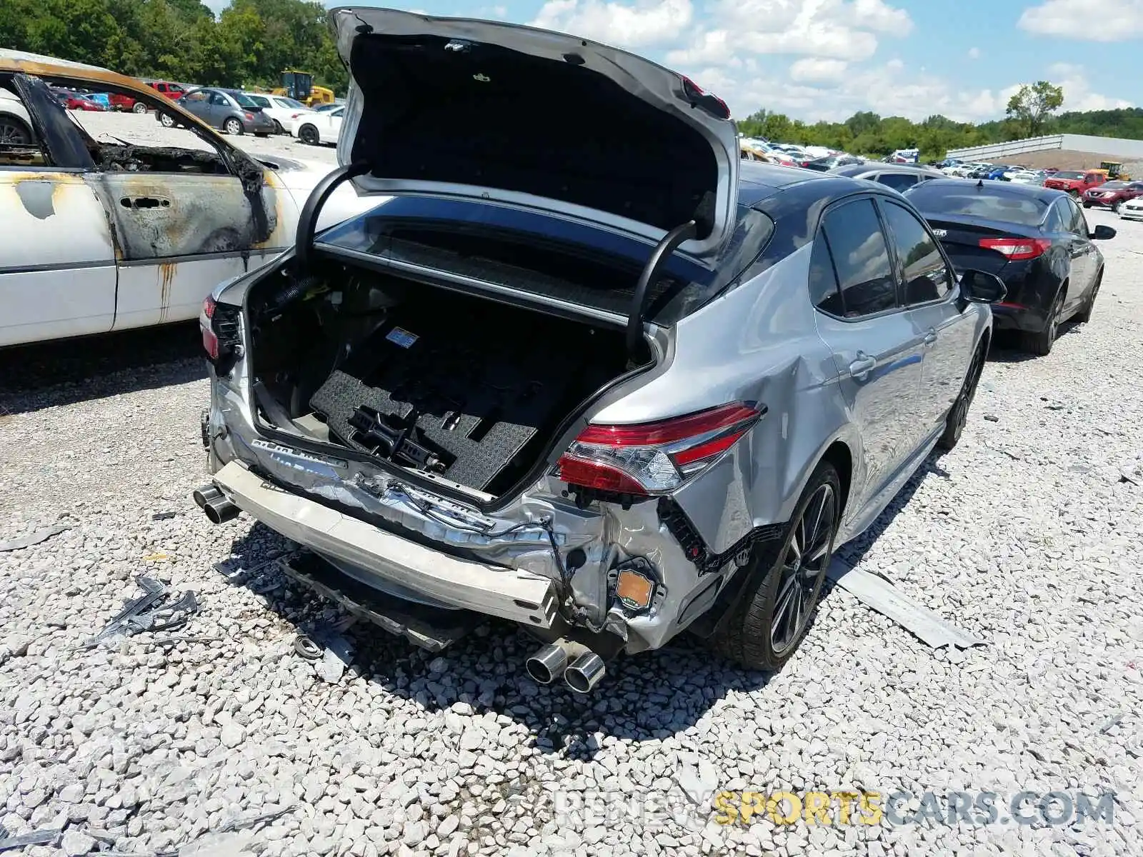 4 Photograph of a damaged car 4T1B61HK6KU189652 TOYOTA CAMRY 2019