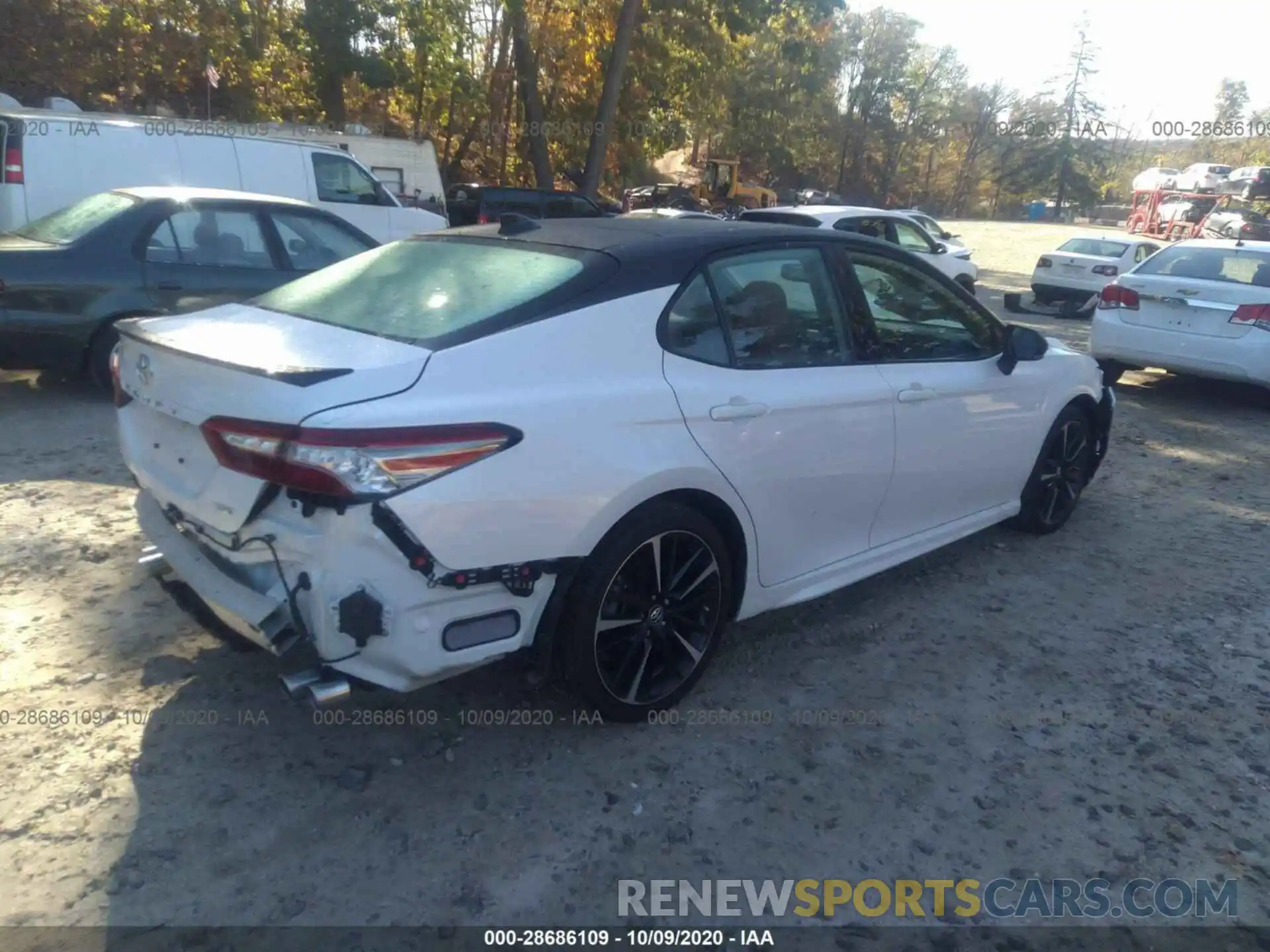 4 Photograph of a damaged car 4T1B61HK6KU198934 TOYOTA CAMRY 2019