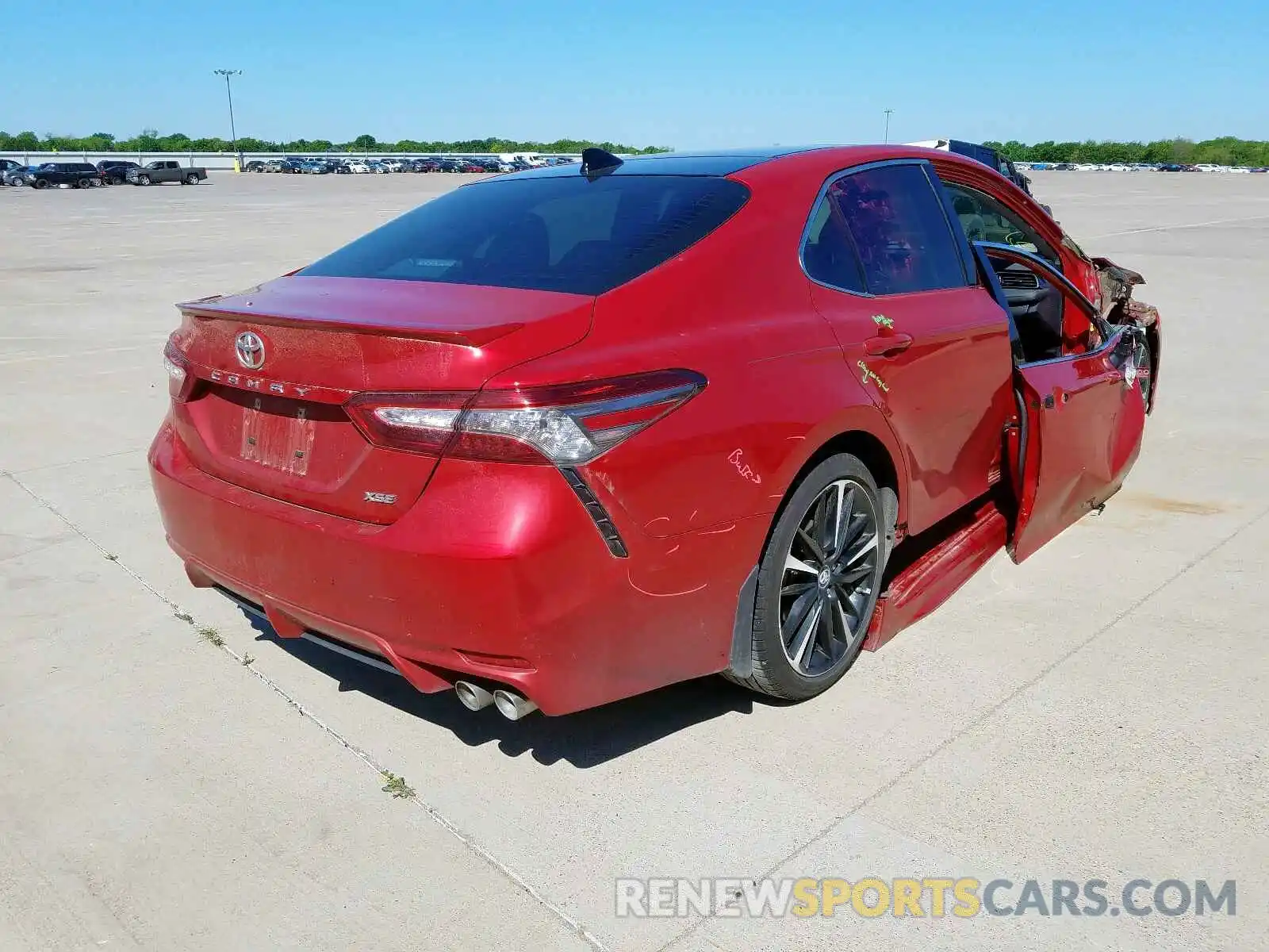 4 Photograph of a damaged car 4T1B61HK6KU270537 TOYOTA CAMRY 2019