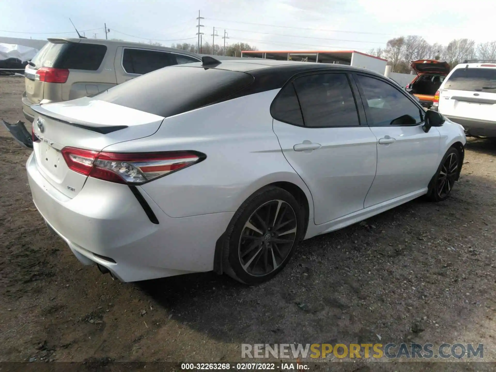 4 Photograph of a damaged car 4T1B61HK6KU282008 TOYOTA CAMRY 2019