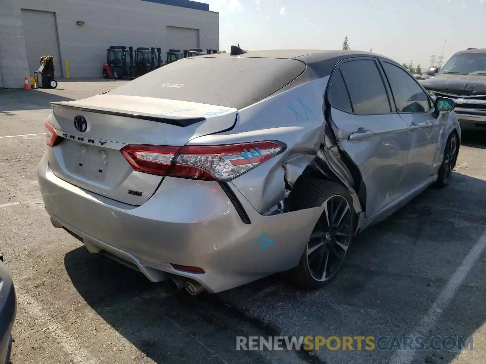 4 Photograph of a damaged car 4T1B61HK6KU285698 TOYOTA CAMRY 2019