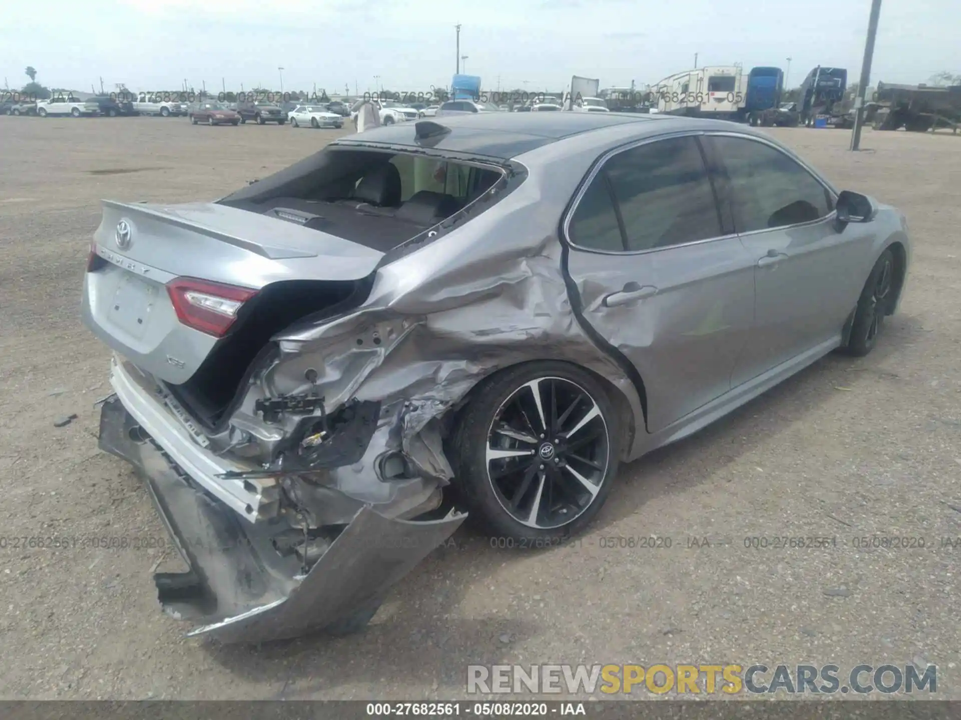 4 Photograph of a damaged car 4T1B61HK6KU699208 TOYOTA CAMRY 2019