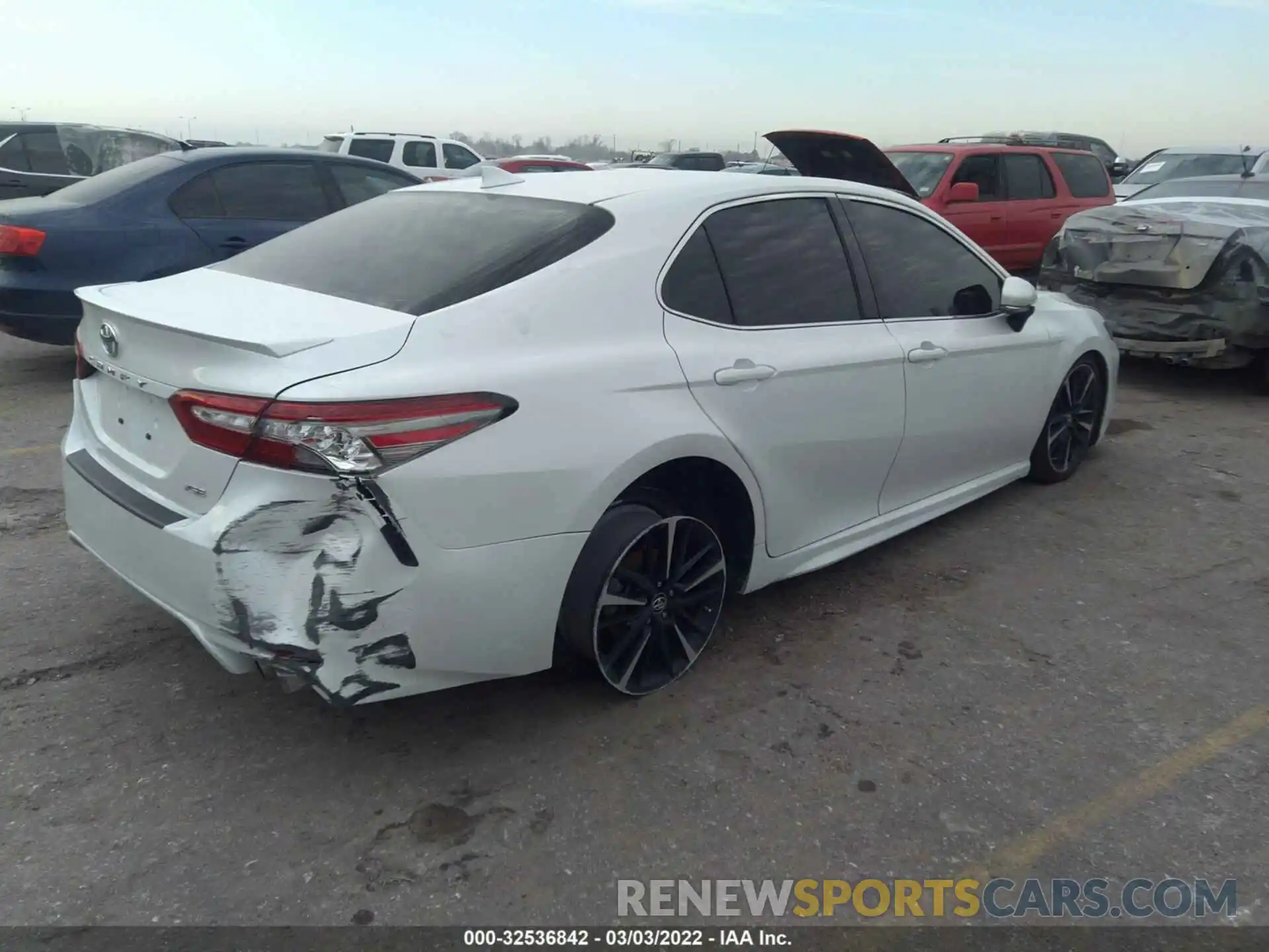 4 Photograph of a damaged car 4T1B61HK6KU720042 TOYOTA CAMRY 2019