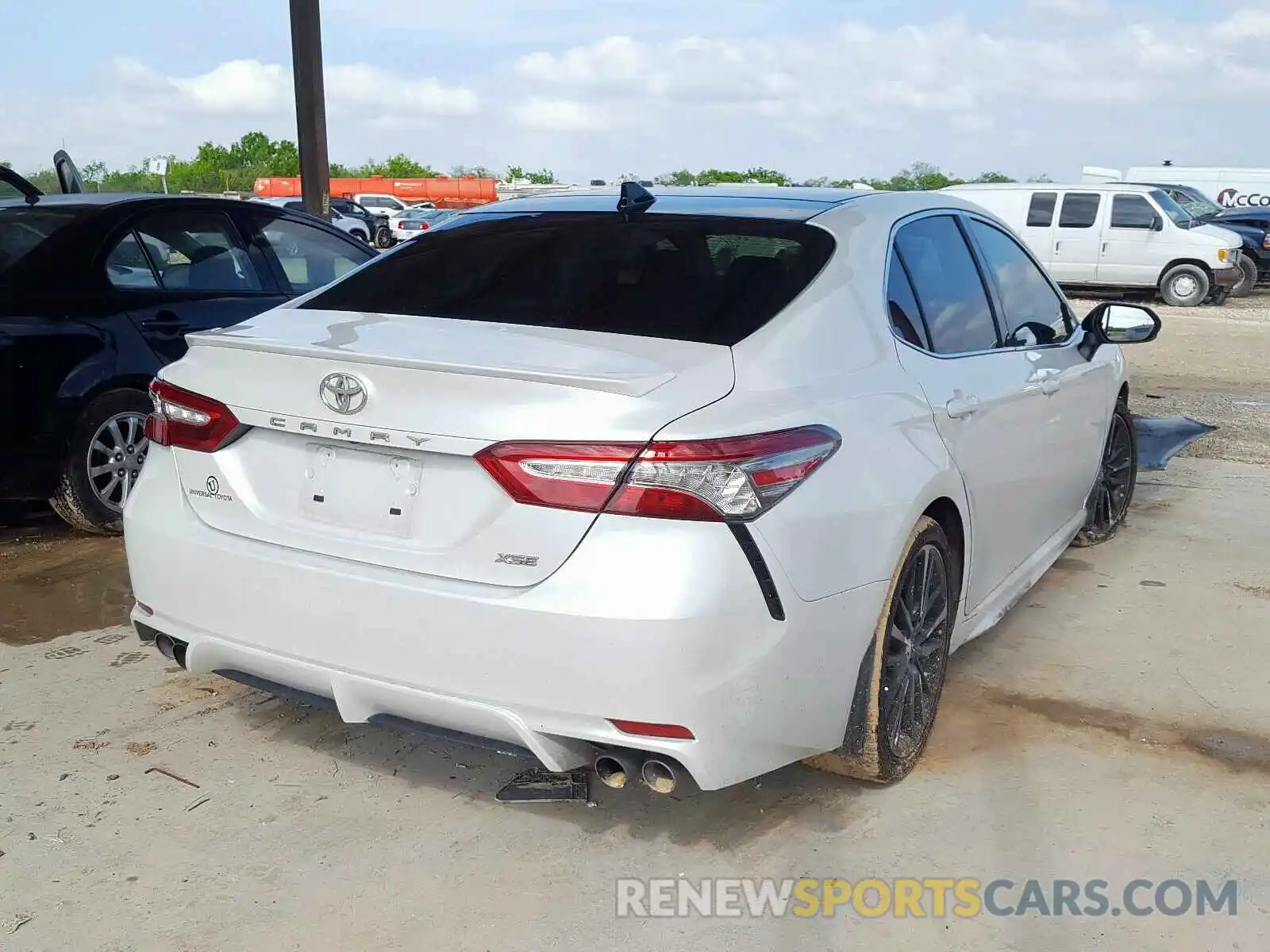 4 Photograph of a damaged car 4T1B61HK6KU775235 TOYOTA CAMRY 2019