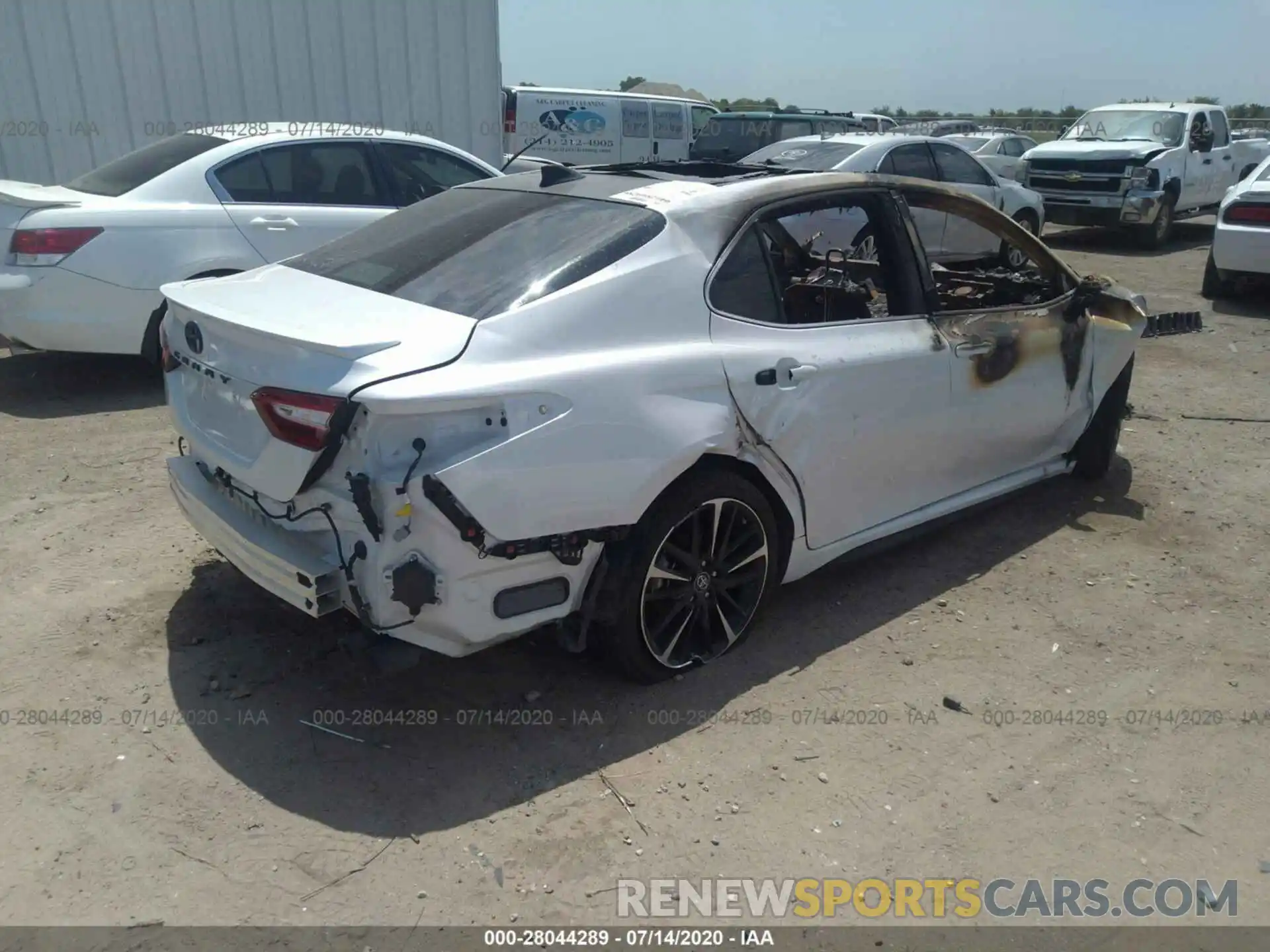 4 Photograph of a damaged car 4T1B61HK6KU812395 TOYOTA CAMRY 2019