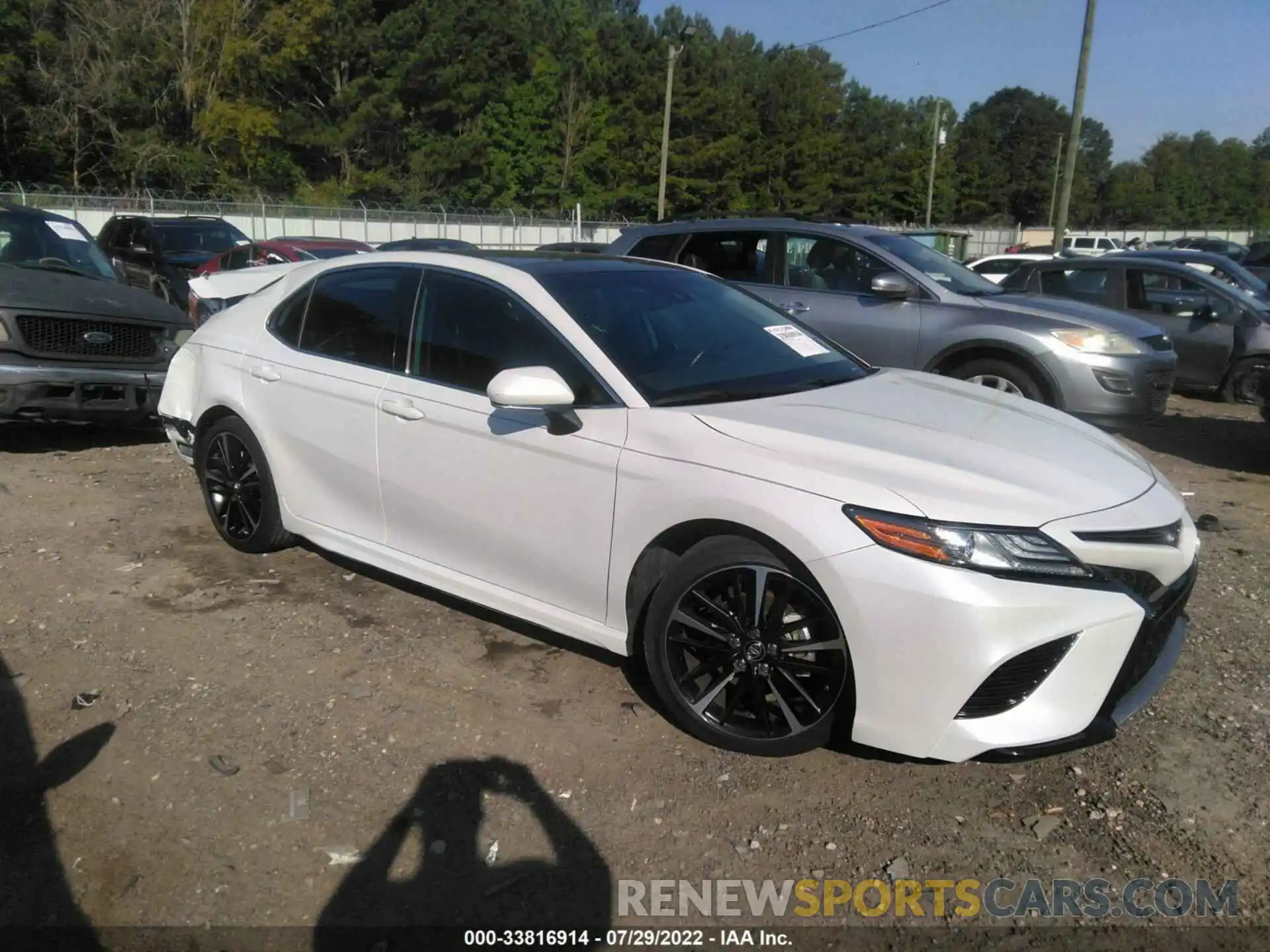 1 Photograph of a damaged car 4T1B61HK6KU826751 TOYOTA CAMRY 2019