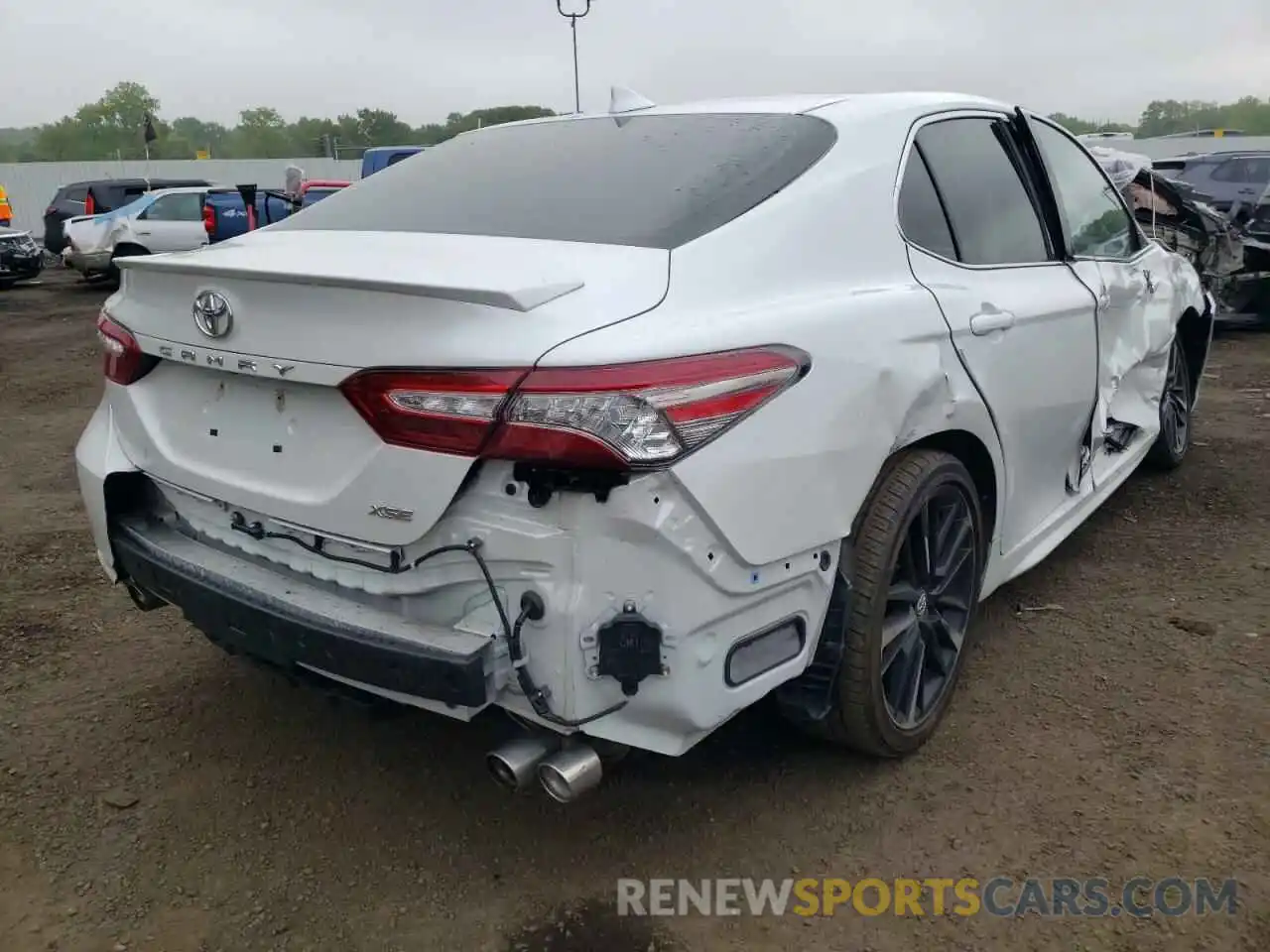 4 Photograph of a damaged car 4T1B61HK6KU833084 TOYOTA CAMRY 2019