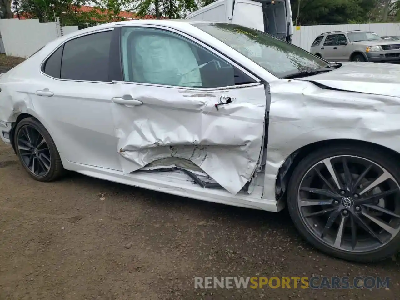 9 Photograph of a damaged car 4T1B61HK6KU833084 TOYOTA CAMRY 2019