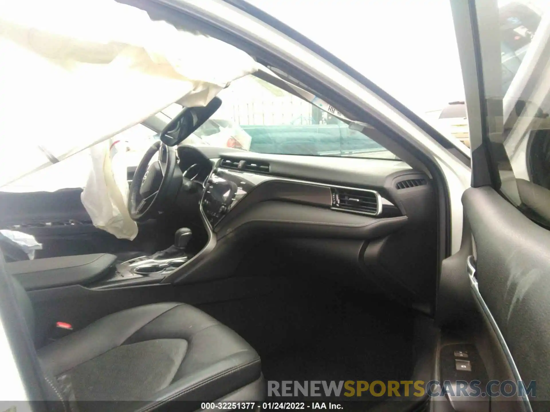 5 Photograph of a damaged car 4T1B61HK7KU186579 TOYOTA CAMRY 2019