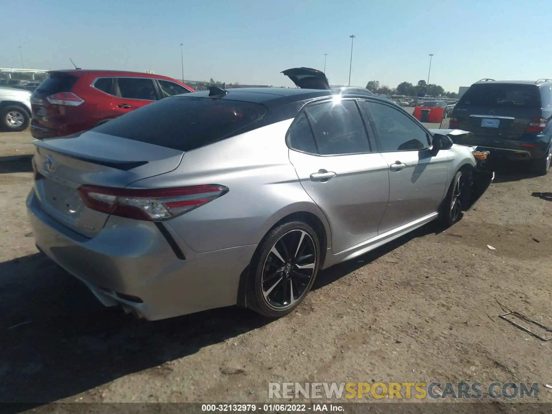 4 Photograph of a damaged car 4T1B61HK7KU194424 TOYOTA CAMRY 2019