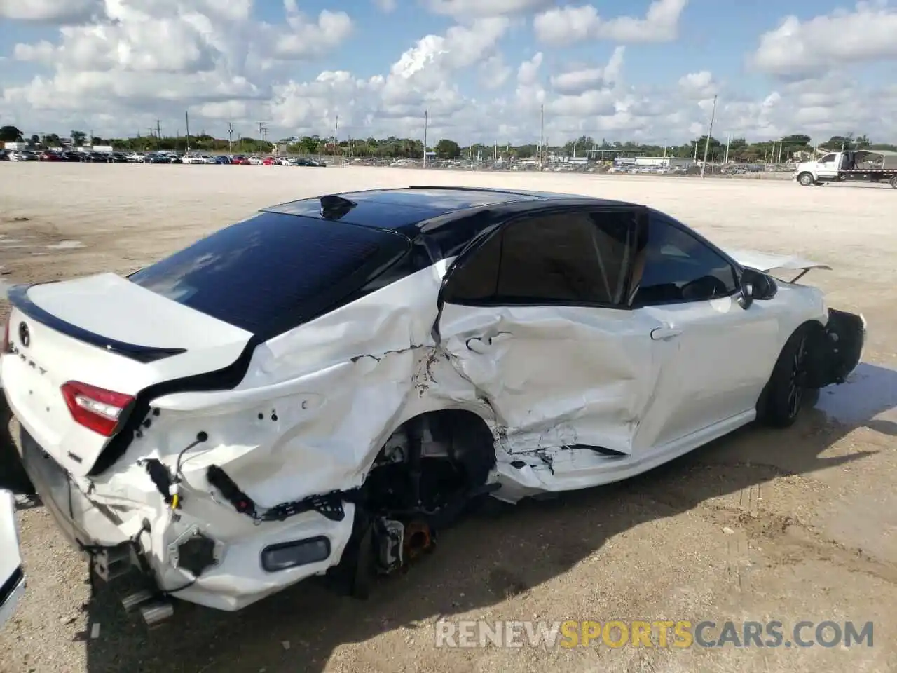 4 Photograph of a damaged car 4T1B61HK7KU211674 TOYOTA CAMRY 2019