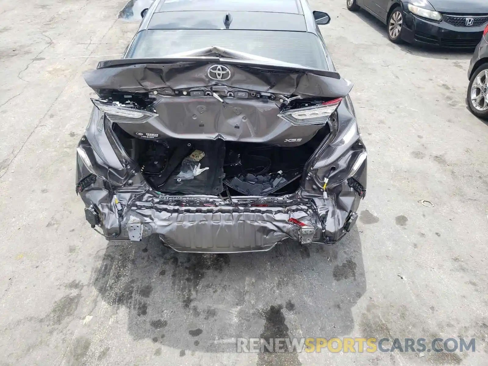 9 Photograph of a damaged car 4T1B61HK8KU281099 TOYOTA CAMRY 2019