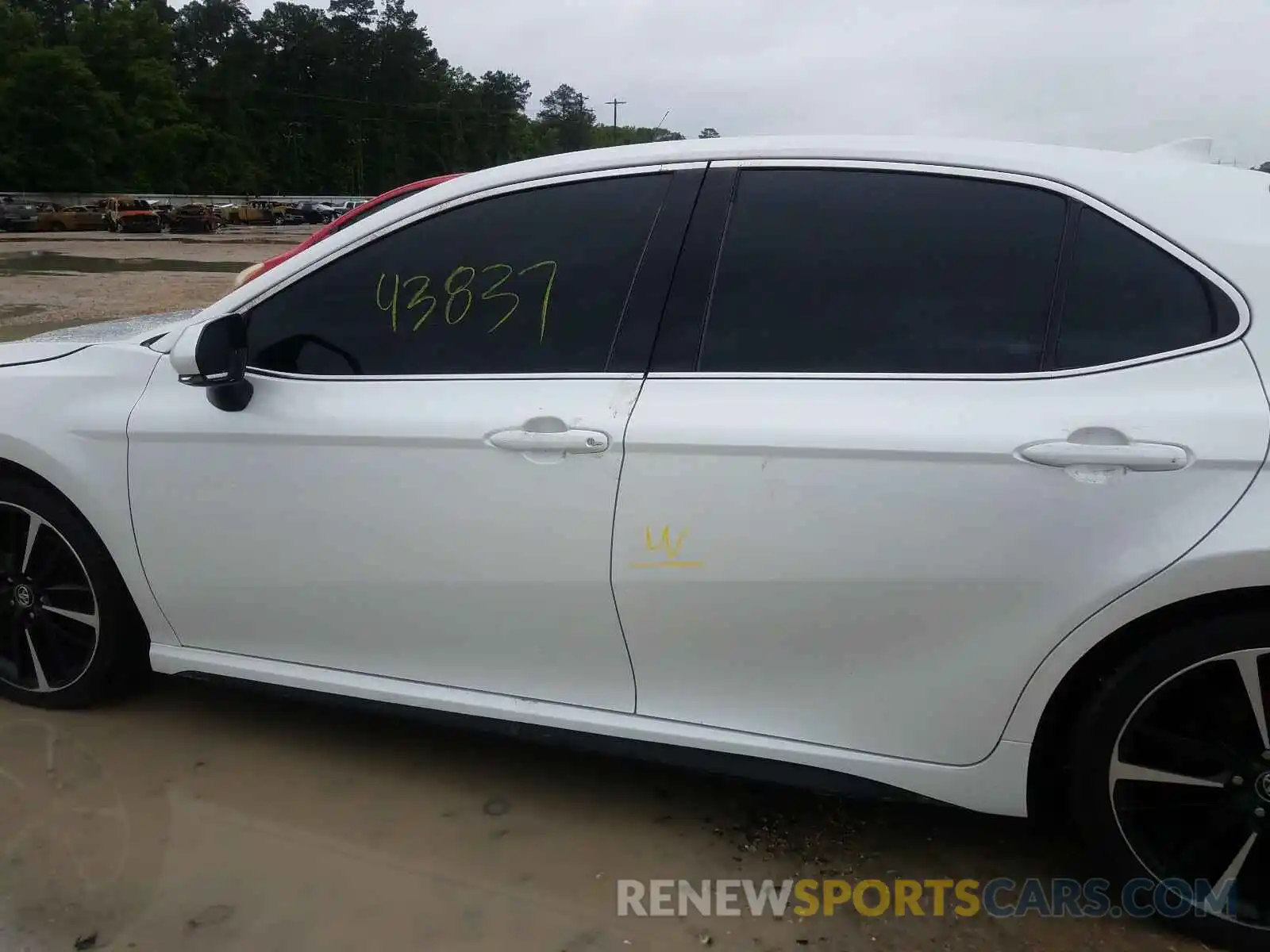 9 Photograph of a damaged car 4T1B61HK8KU818814 TOYOTA CAMRY 2019