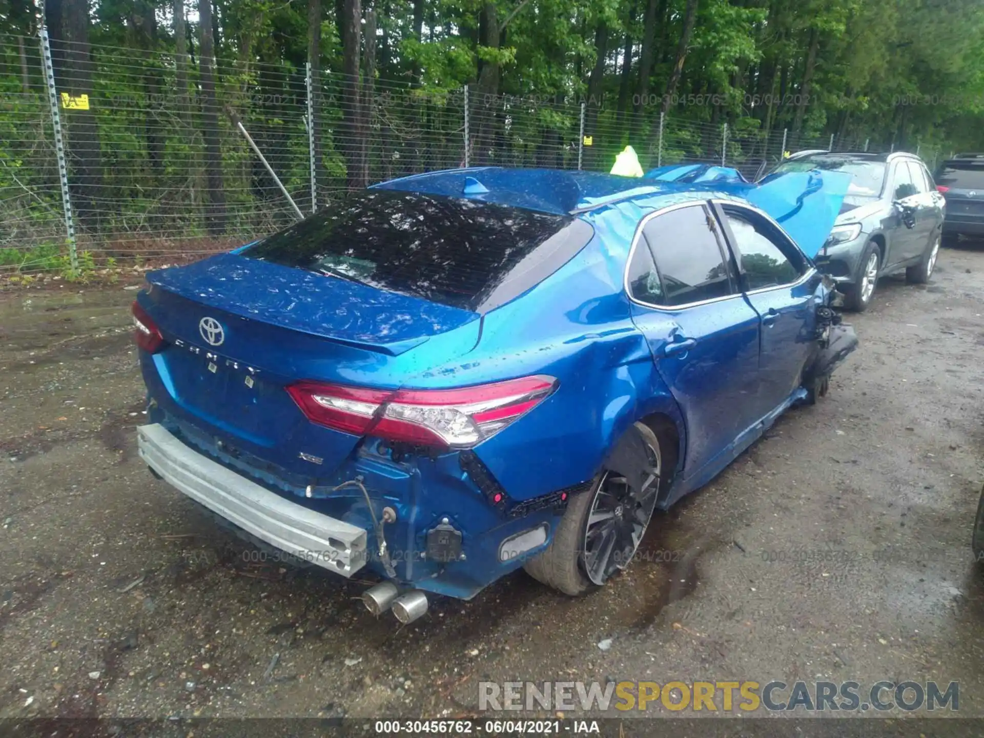 4 Photograph of a damaged car 4T1B61HK9KU160663 TOYOTA CAMRY 2019