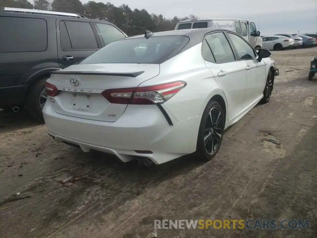 4 Photograph of a damaged car 4T1B61HK9KU164115 TOYOTA CAMRY 2019