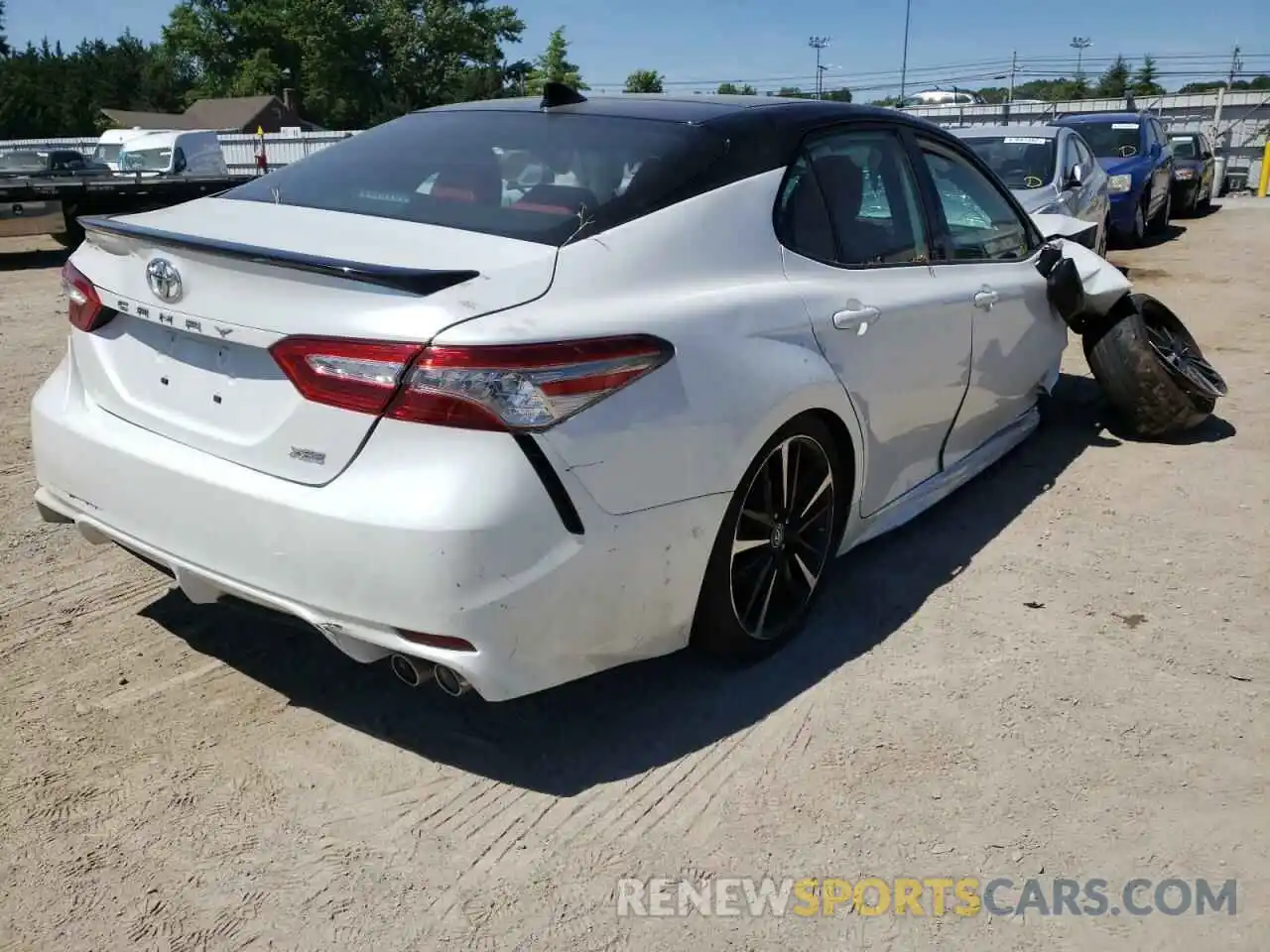 4 Photograph of a damaged car 4T1B61HK9KU283346 TOYOTA CAMRY 2019