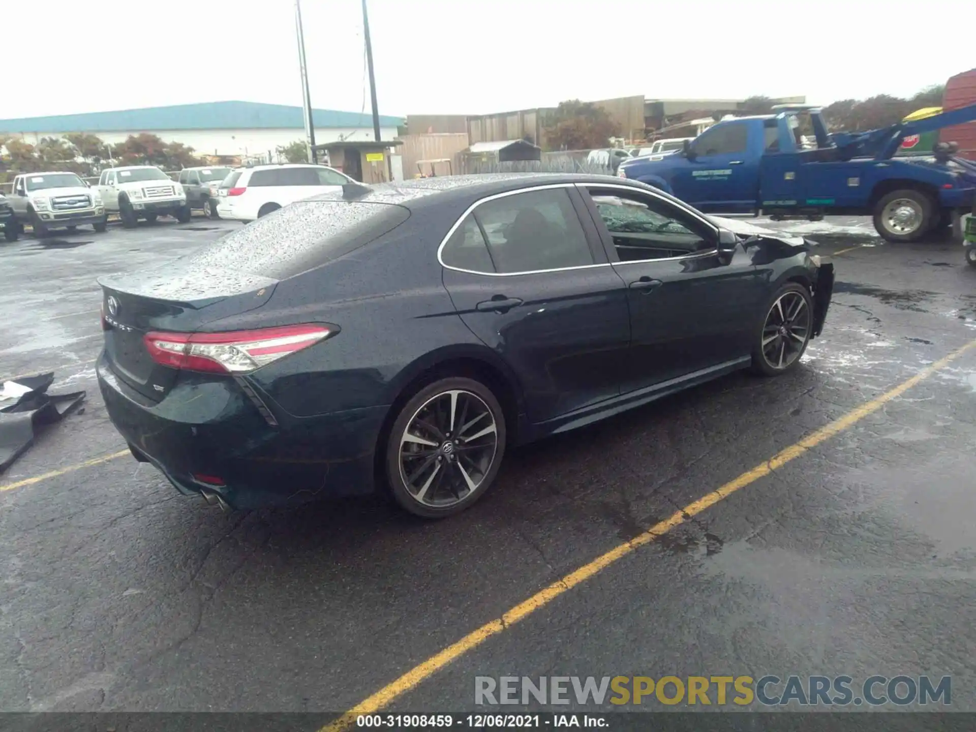 4 Photograph of a damaged car 4T1B61HK9KU294072 TOYOTA CAMRY 2019