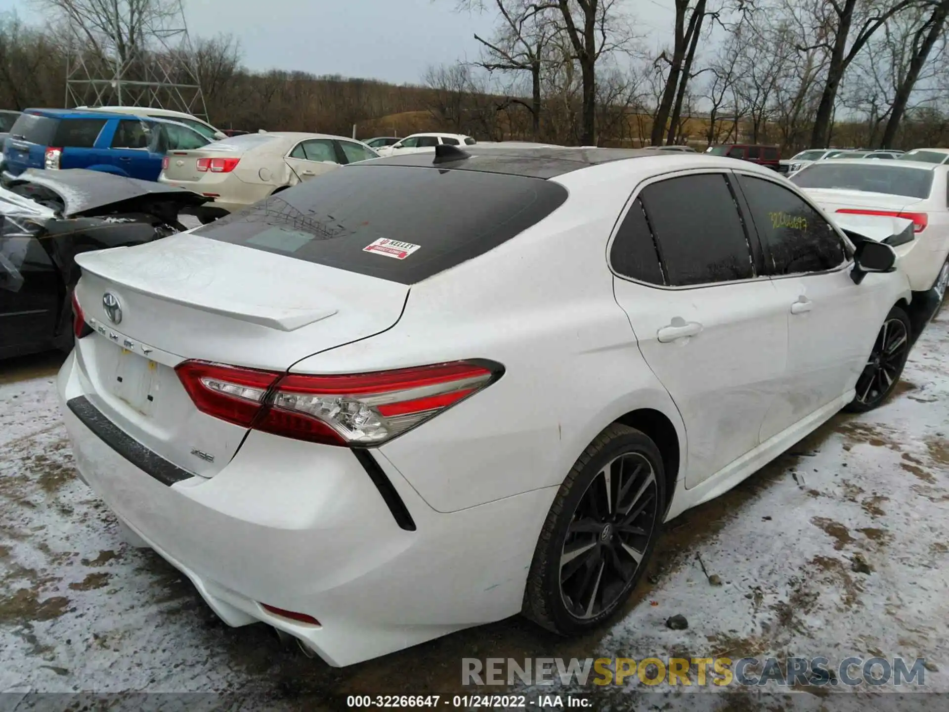 4 Photograph of a damaged car 4T1B61HK9KU712727 TOYOTA CAMRY 2019