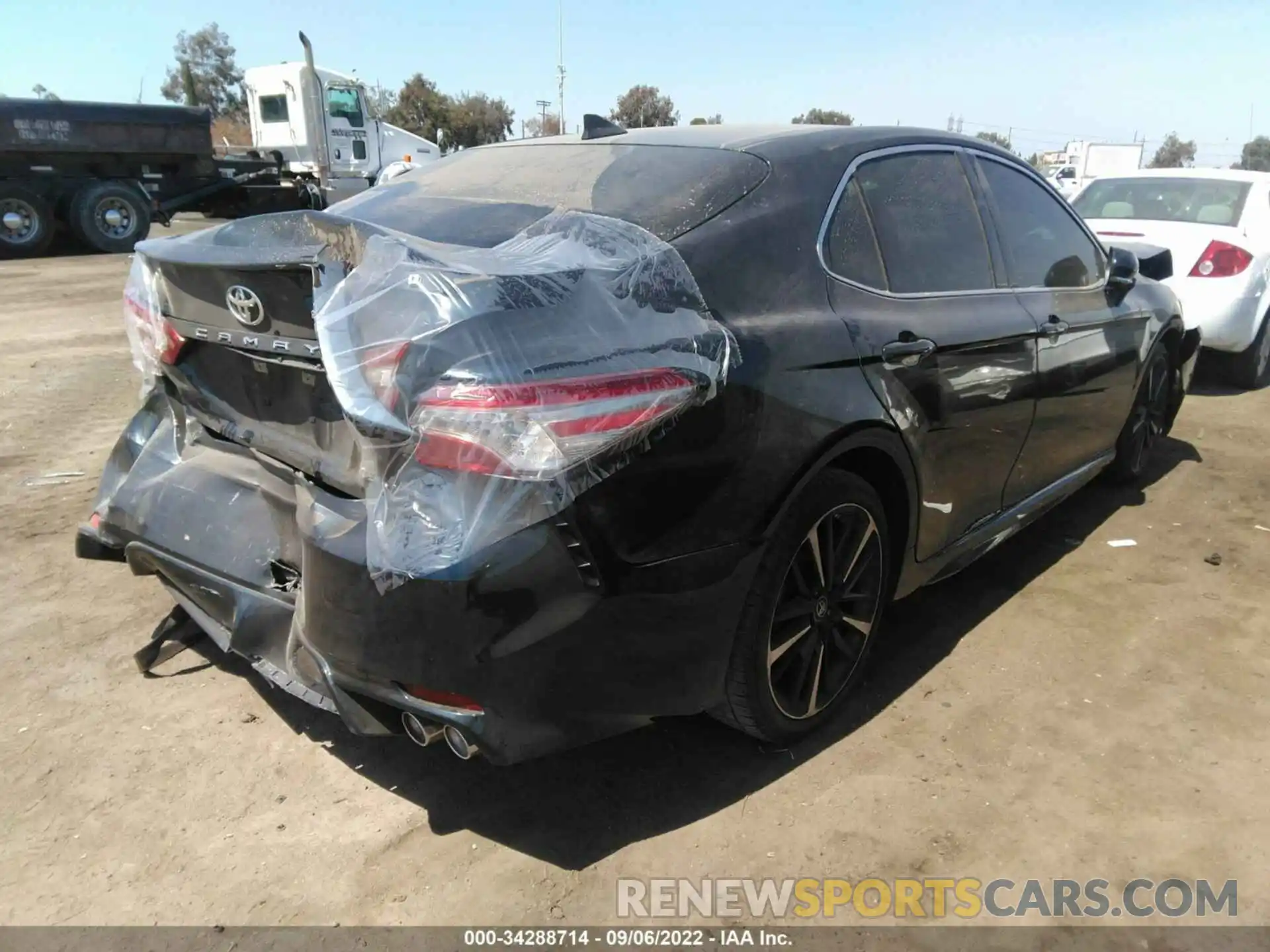 4 Photograph of a damaged car 4T1B61HK9KU725915 TOYOTA CAMRY 2019