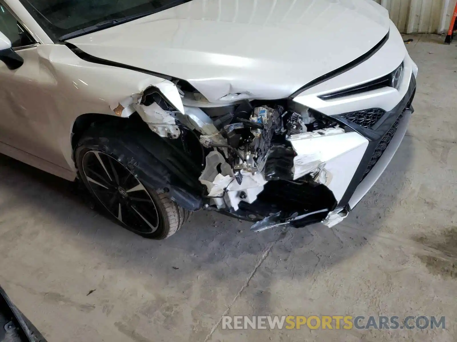 9 Photograph of a damaged car 4T1B61HK9KU732475 TOYOTA CAMRY 2019