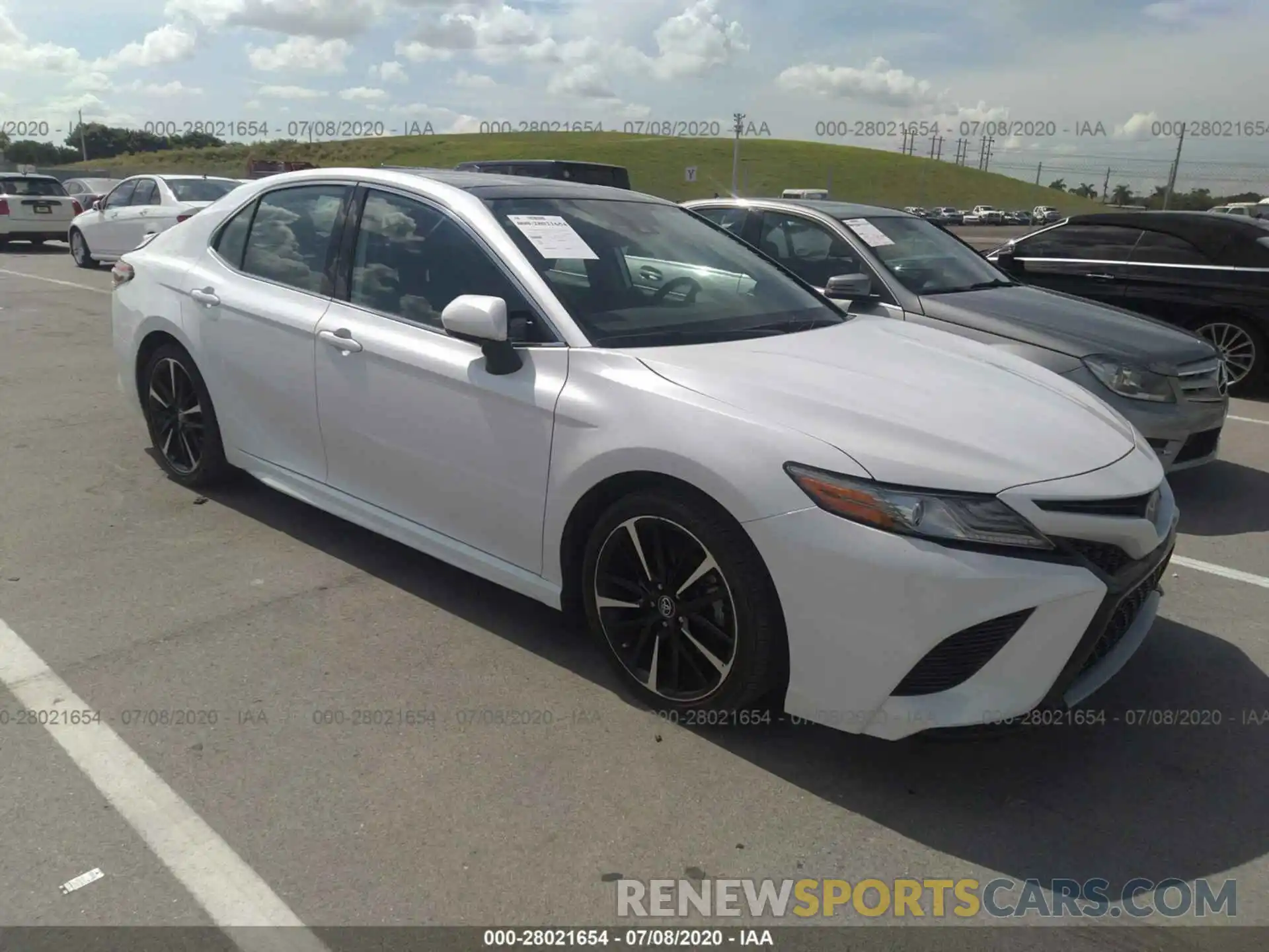 1 Photograph of a damaged car 4T1B61HK9KU754721 TOYOTA CAMRY 2019