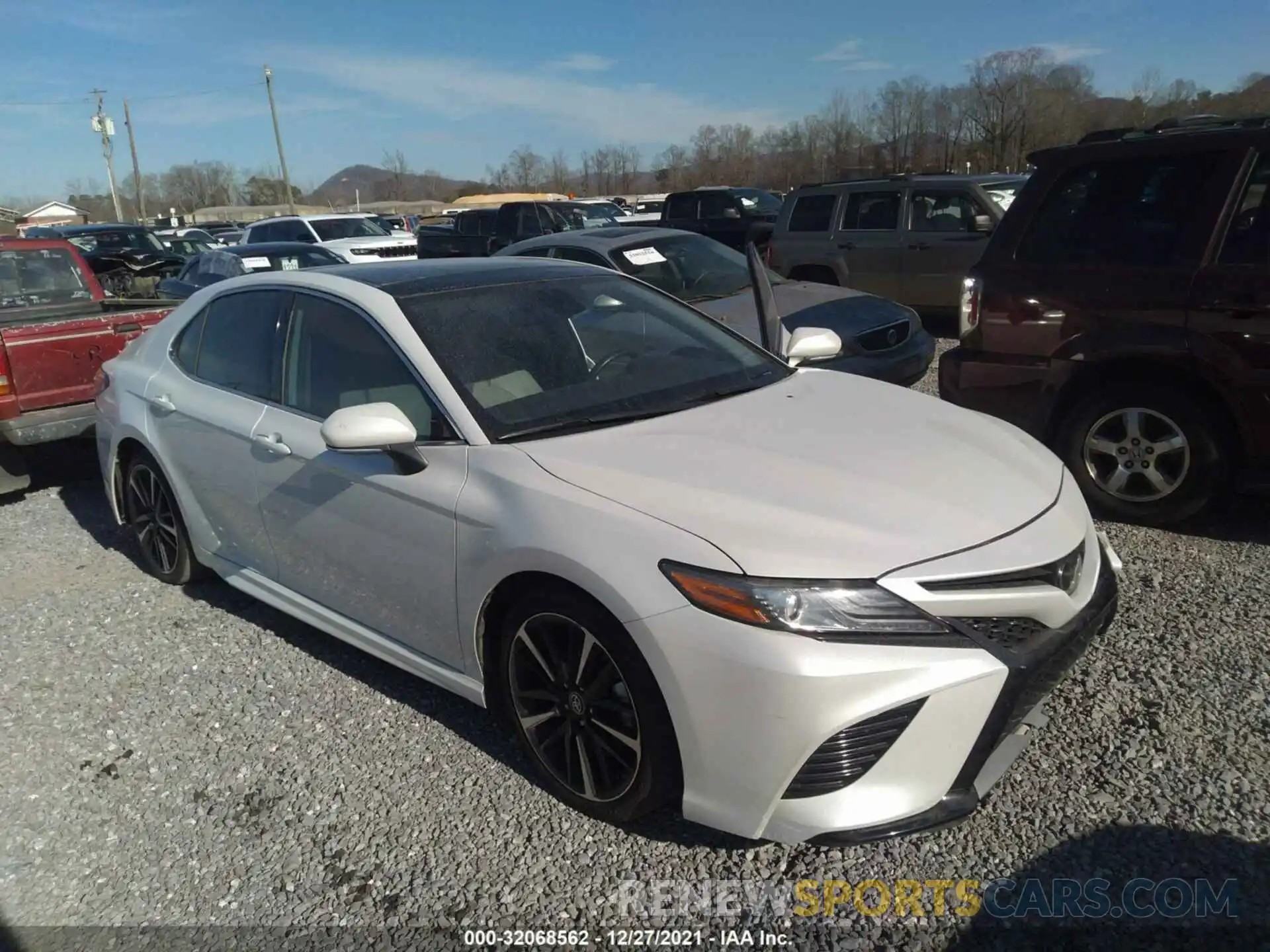 1 Photograph of a damaged car 4T1B61HK9KU795494 TOYOTA CAMRY 2019