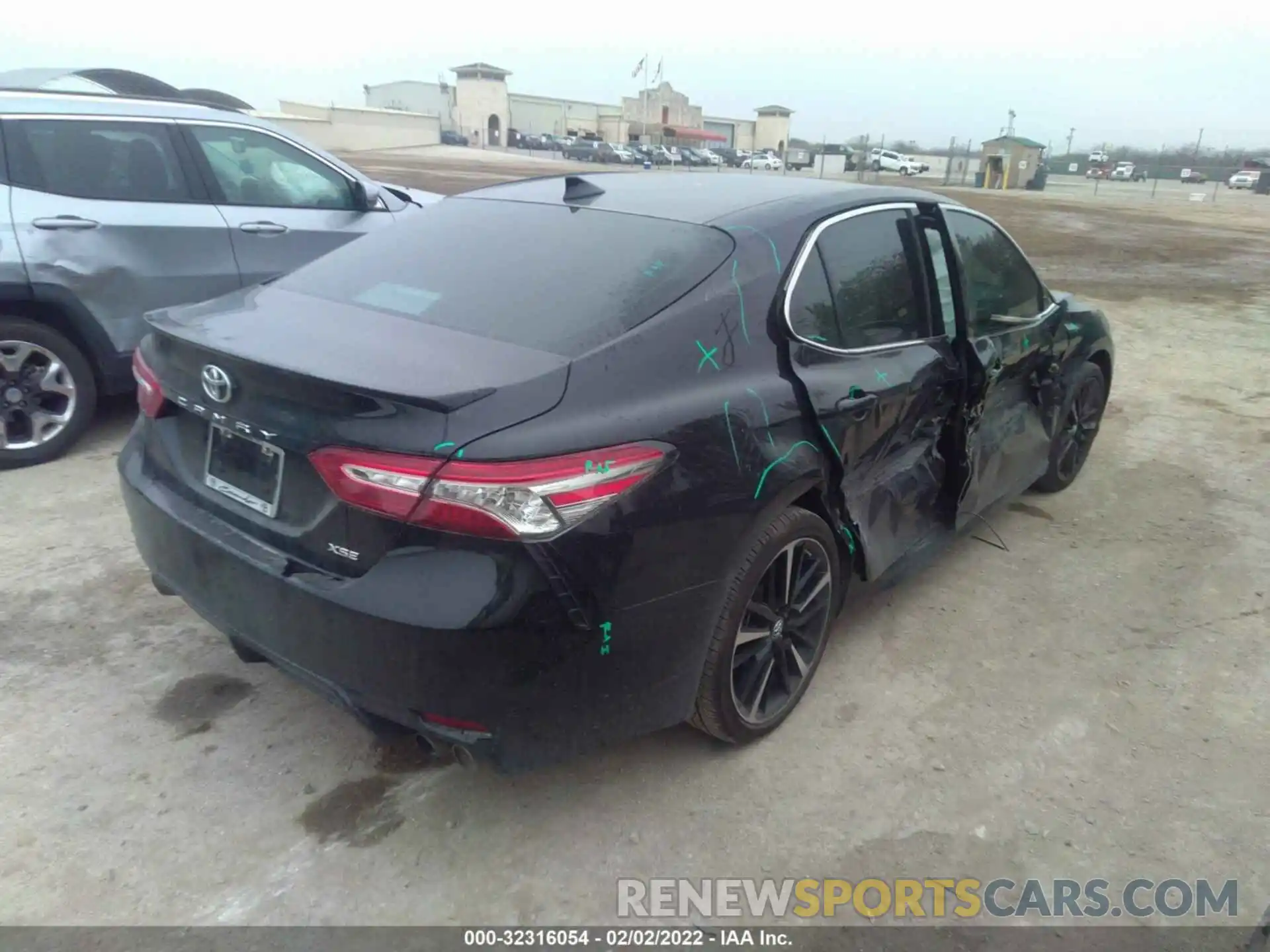 4 Photograph of a damaged car 4T1B61HK9KU813315 TOYOTA CAMRY 2019