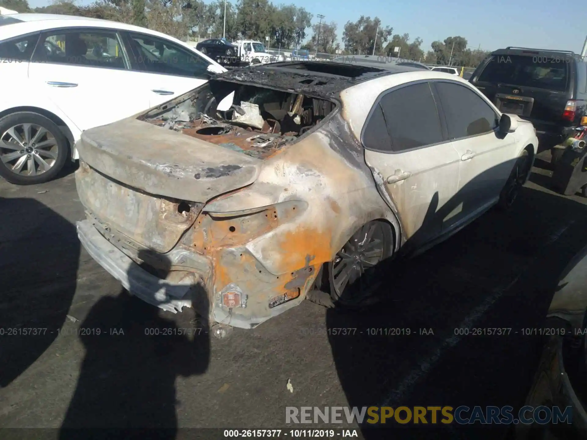 4 Photograph of a damaged car 4T1B61HK9KU825125 TOYOTA CAMRY 2019