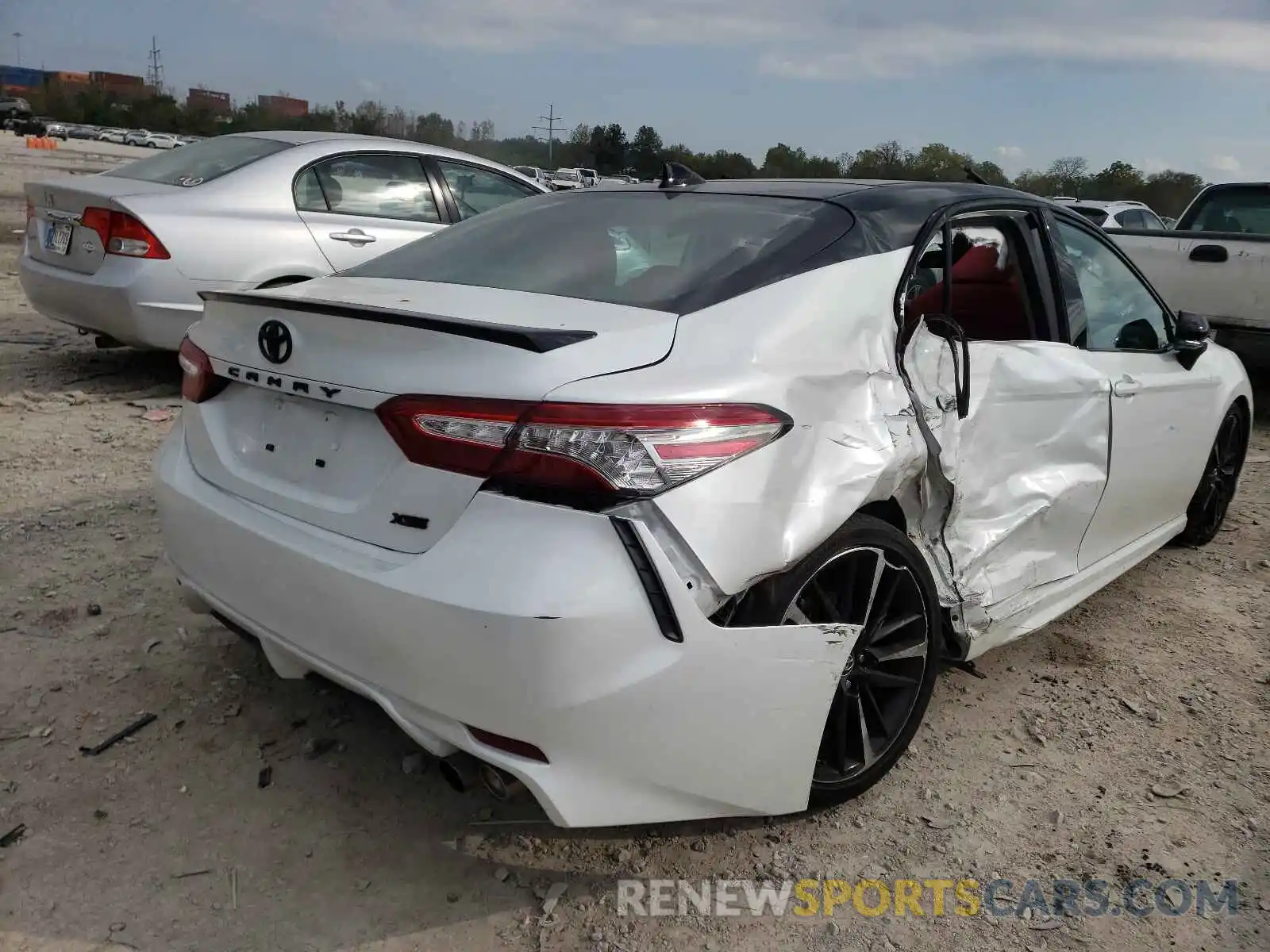 4 Photograph of a damaged car 4T1B61HKXKU262845 TOYOTA CAMRY 2019