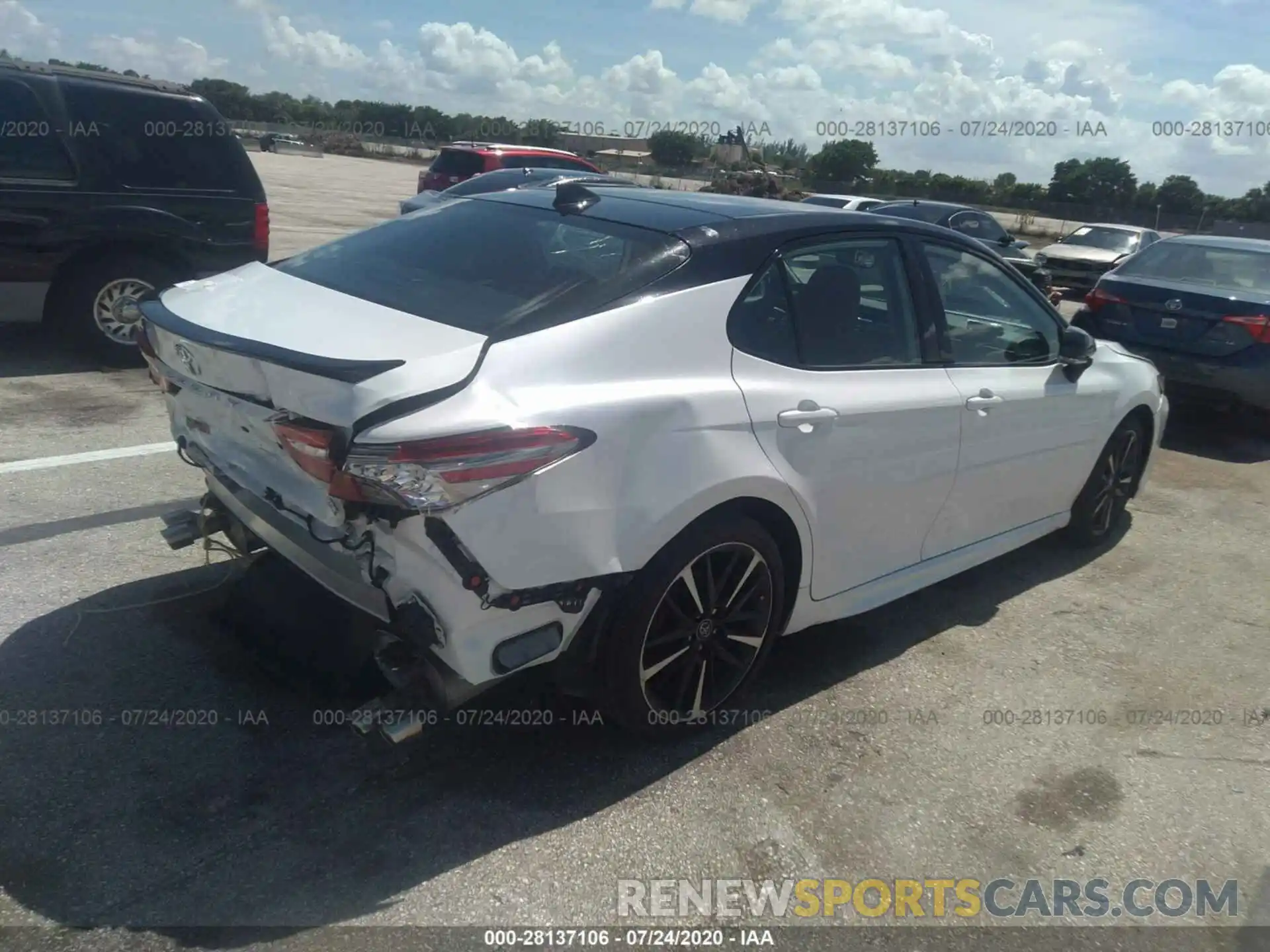 4 Photograph of a damaged car 4T1B61HKXKU266944 TOYOTA CAMRY 2019