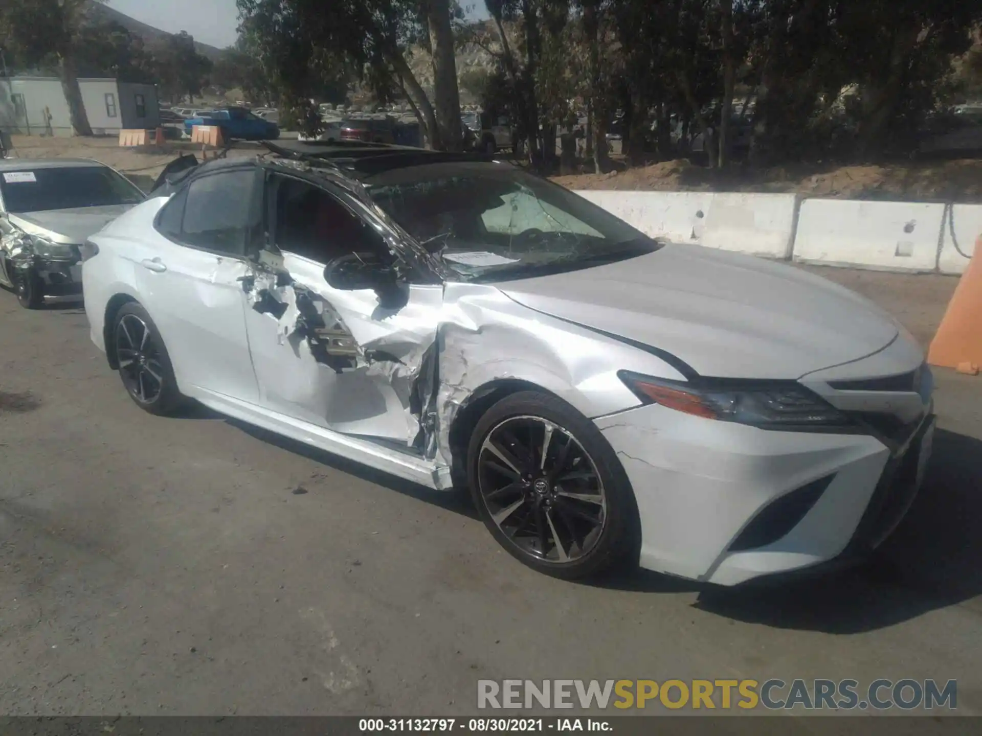 1 Photograph of a damaged car 4T1B61HKXKU283467 TOYOTA CAMRY 2019