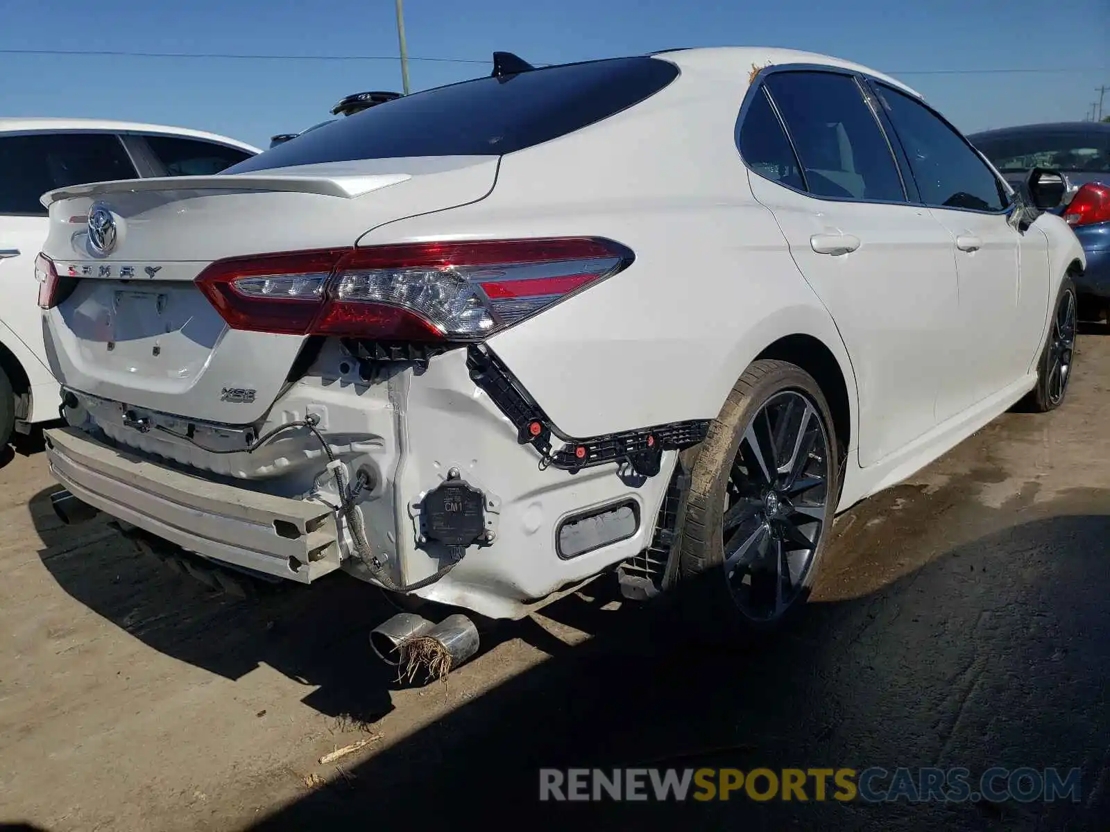 4 Photograph of a damaged car 4T1B61HKXKU818264 TOYOTA CAMRY 2019