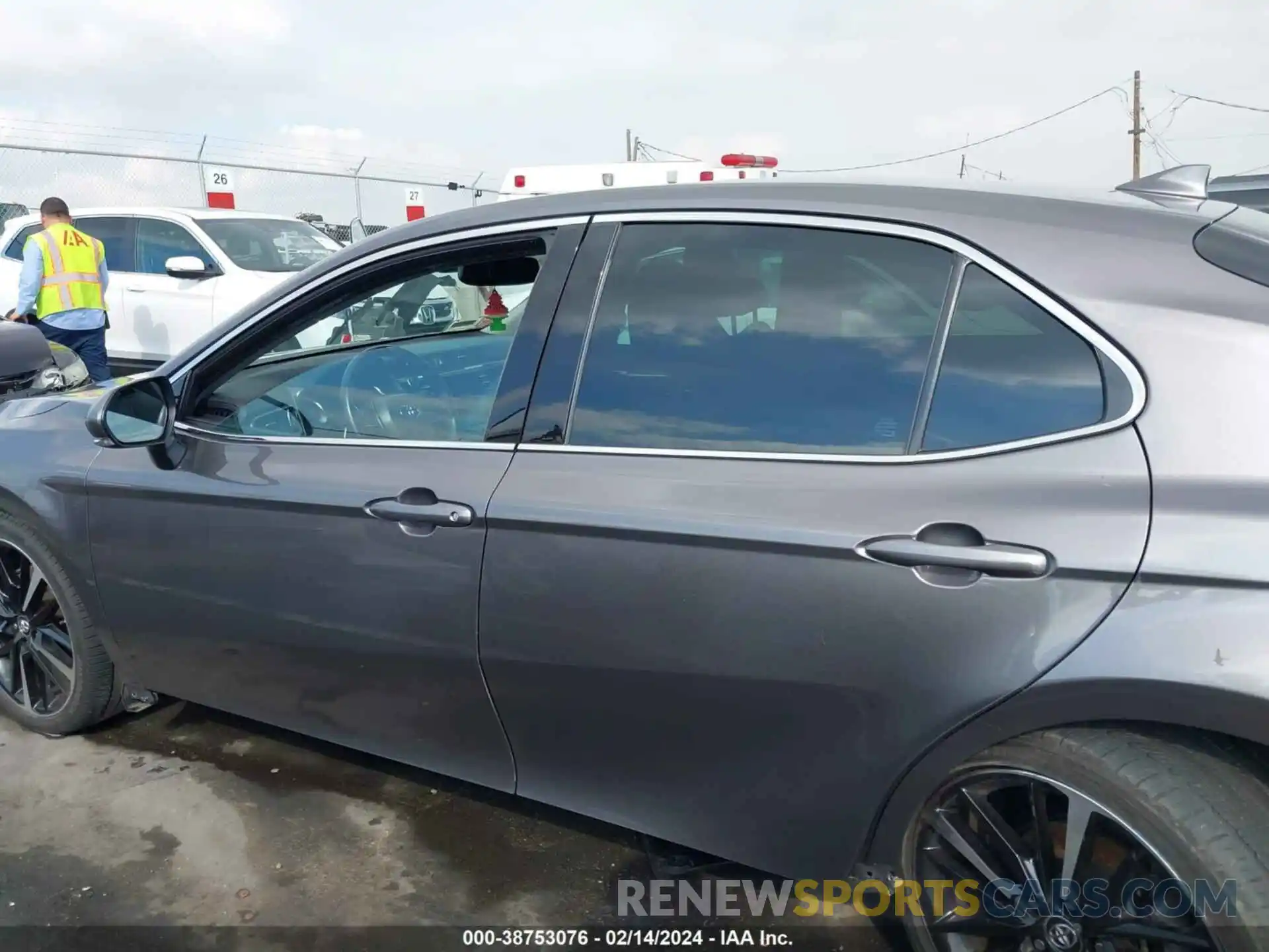 15 Photograph of a damaged car 4T1B61HKXKU847568 TOYOTA CAMRY 2019