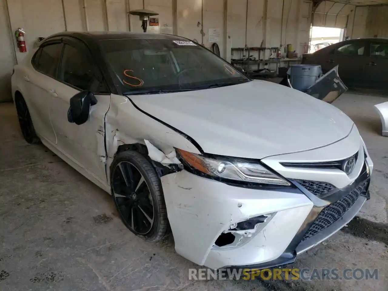 1 Photograph of a damaged car 4T1BZ1HK0KU032139 TOYOTA CAMRY 2019