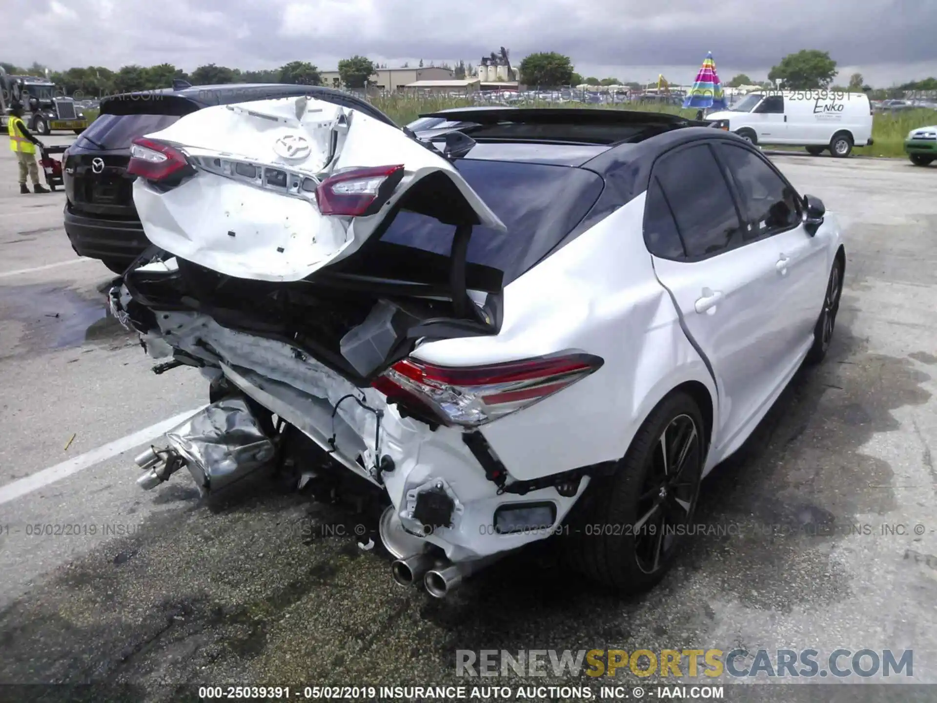 4 Photograph of a damaged car 4T1BZ1HKXKU024663 TOYOTA CAMRY 2019