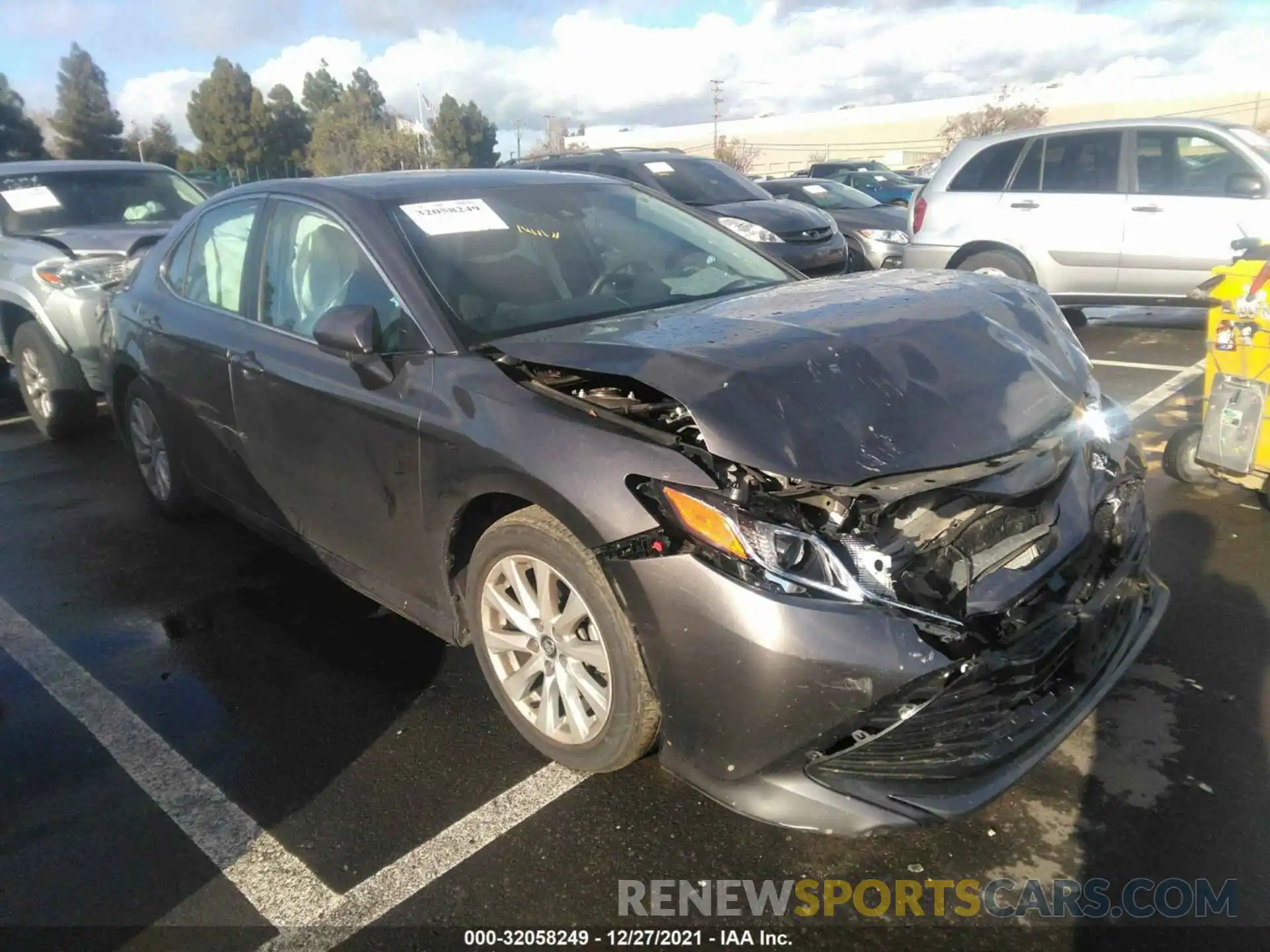 1 Photograph of a damaged car 4T1C11AK0LU907307 TOYOTA CAMRY 2020