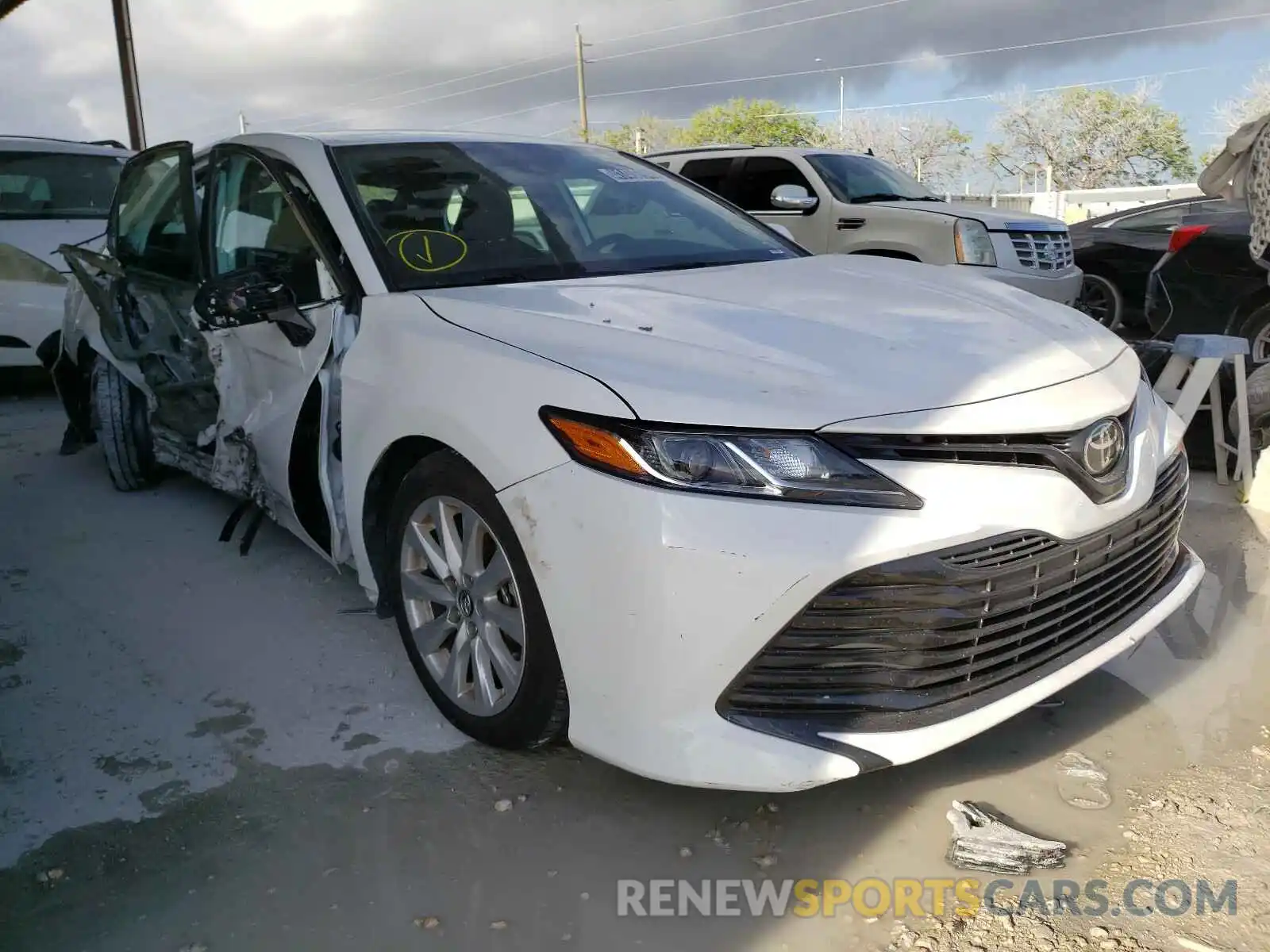 1 Photograph of a damaged car 4T1C11AK0LU931123 TOYOTA CAMRY 2020