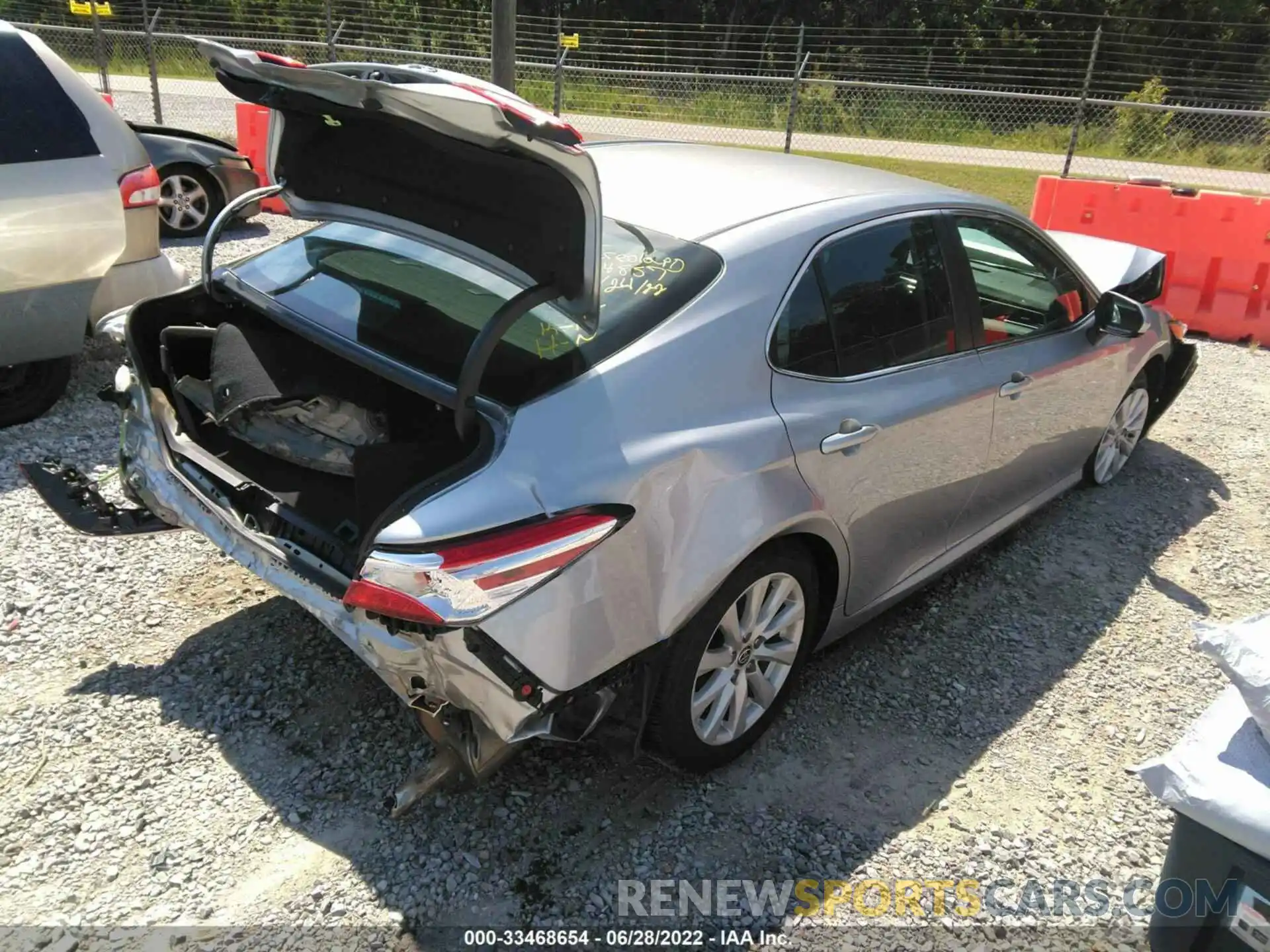 4 Photograph of a damaged car 4T1C11AK0LU949945 TOYOTA CAMRY 2020