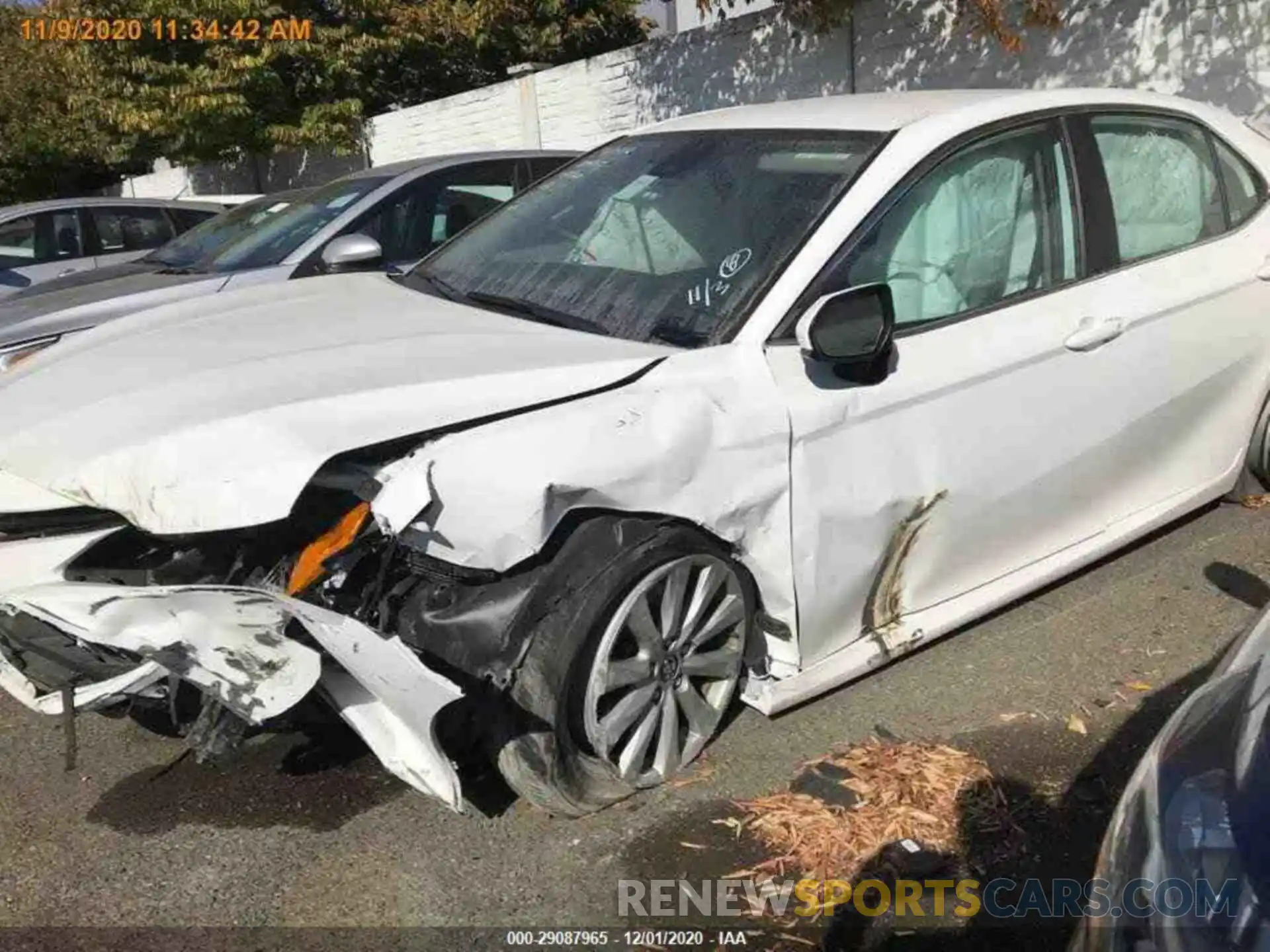 16 Photograph of a damaged car 4T1C11AK1LU917473 TOYOTA CAMRY 2020