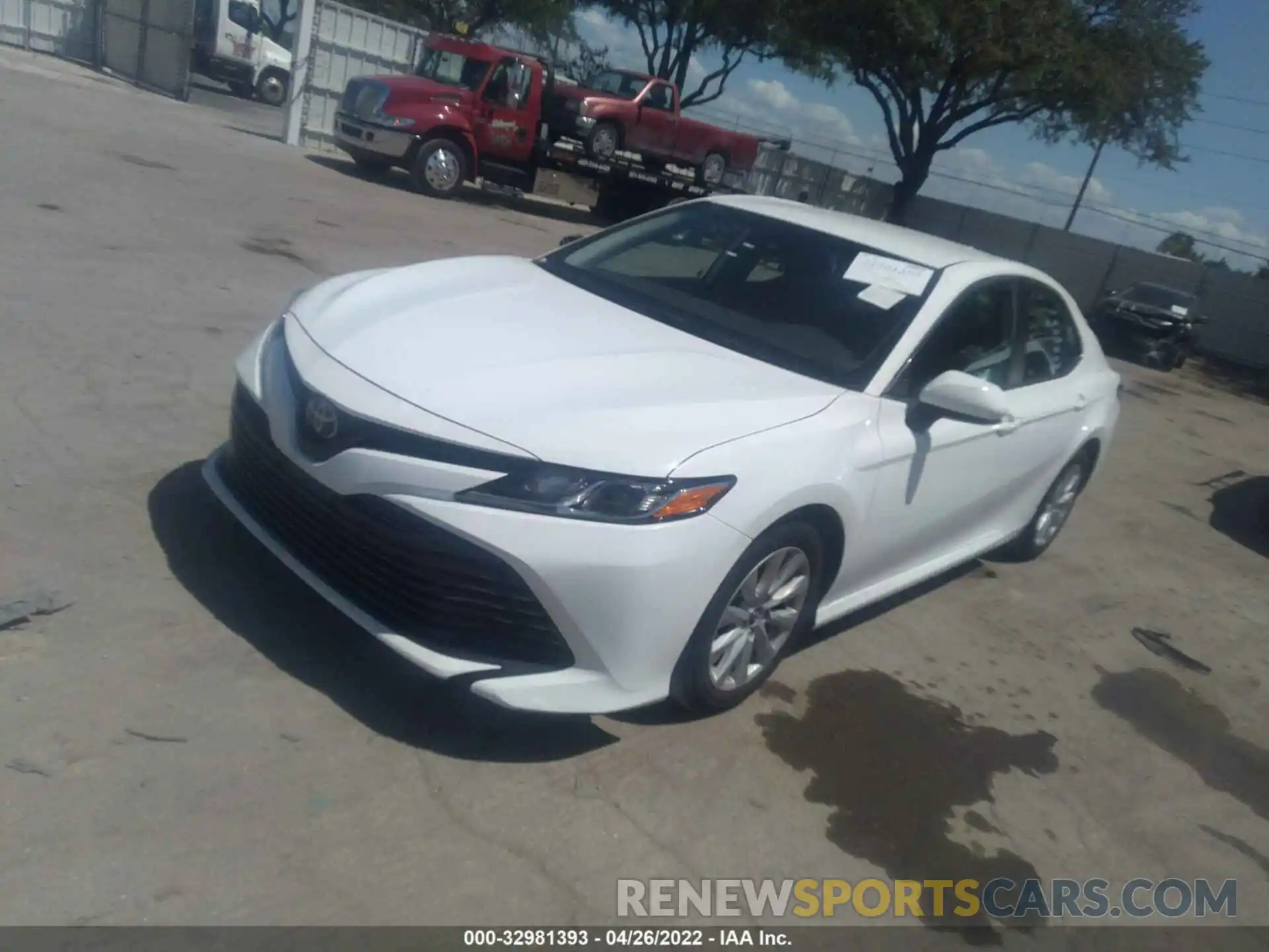 2 Photograph of a damaged car 4T1C11AK2LU338041 TOYOTA CAMRY 2020