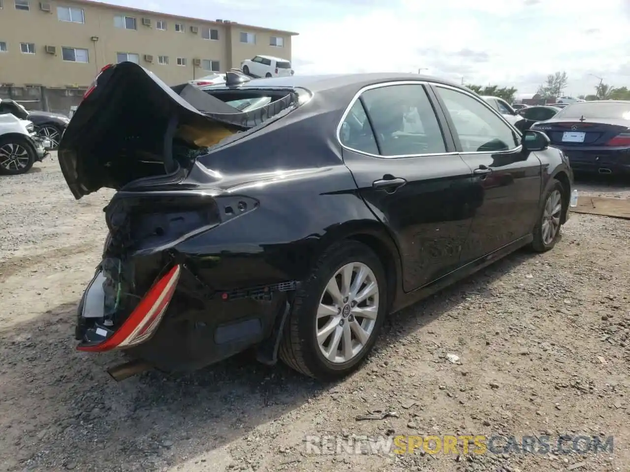 4 Photograph of a damaged car 4T1C11AK2LU927607 TOYOTA CAMRY 2020